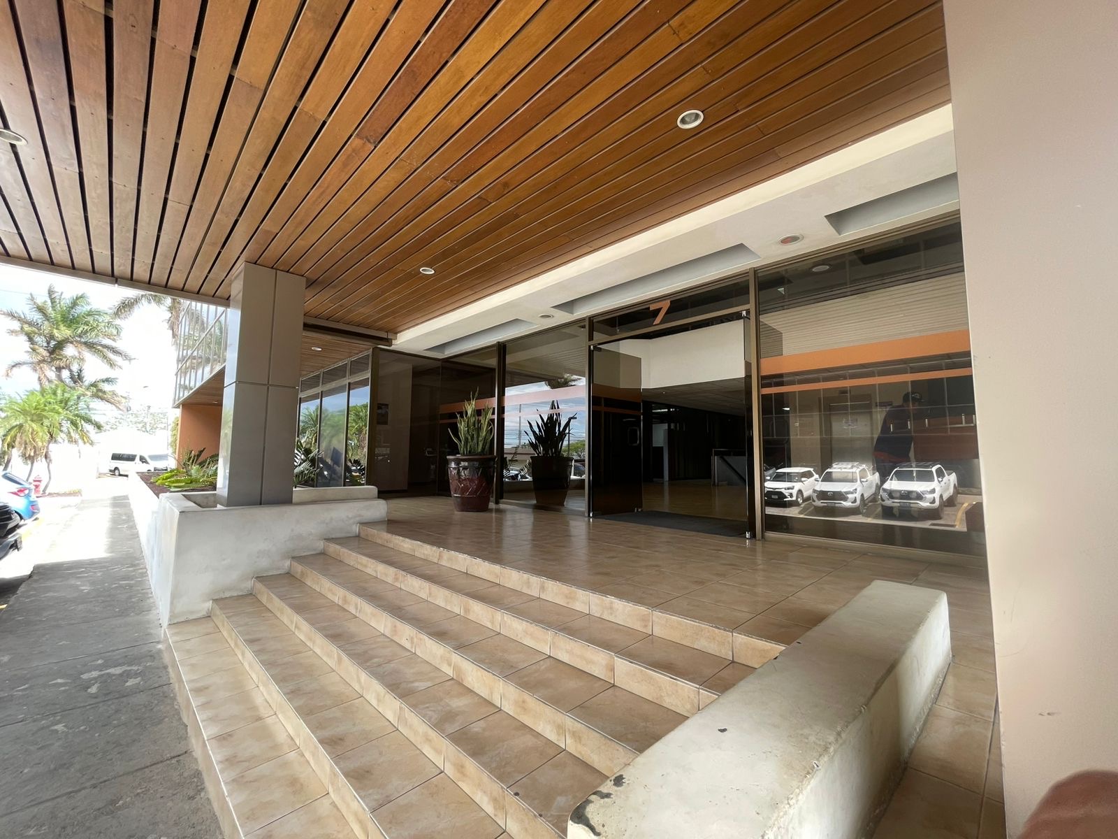 Suite en venta o renta para Oficinas en Ofiplaza el Retiro  Primer Piso