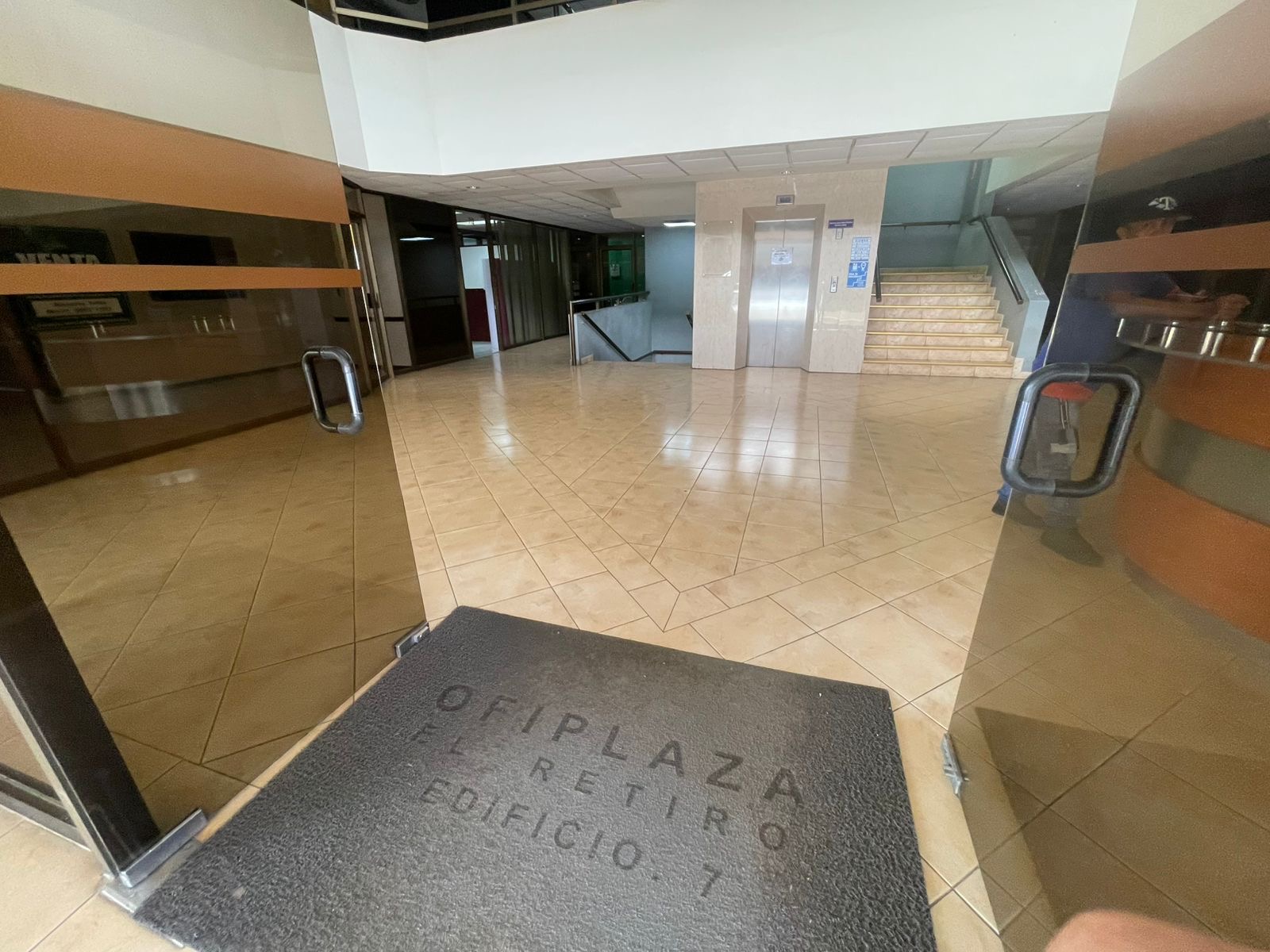Suite en venta o renta para Oficinas en Ofiplaza el Retiro  Primer Piso