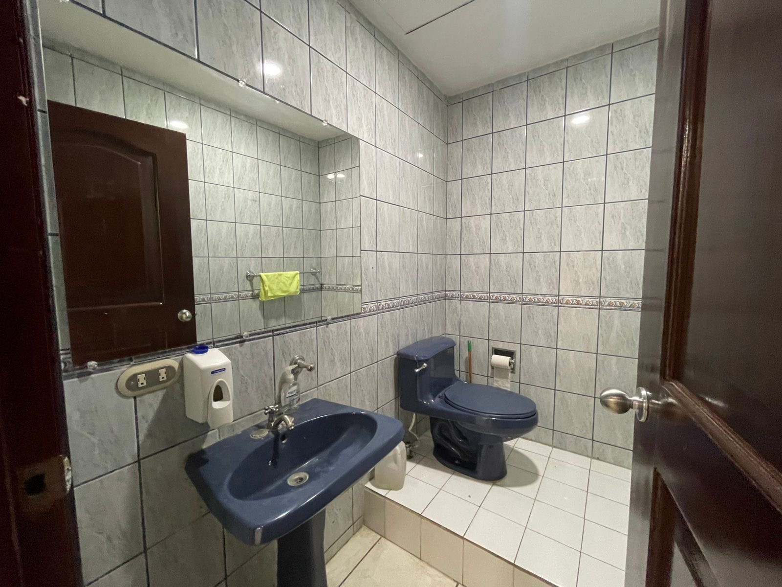 Suite en venta o renta para Oficinas en Ofiplaza el Retiro  Primer Piso