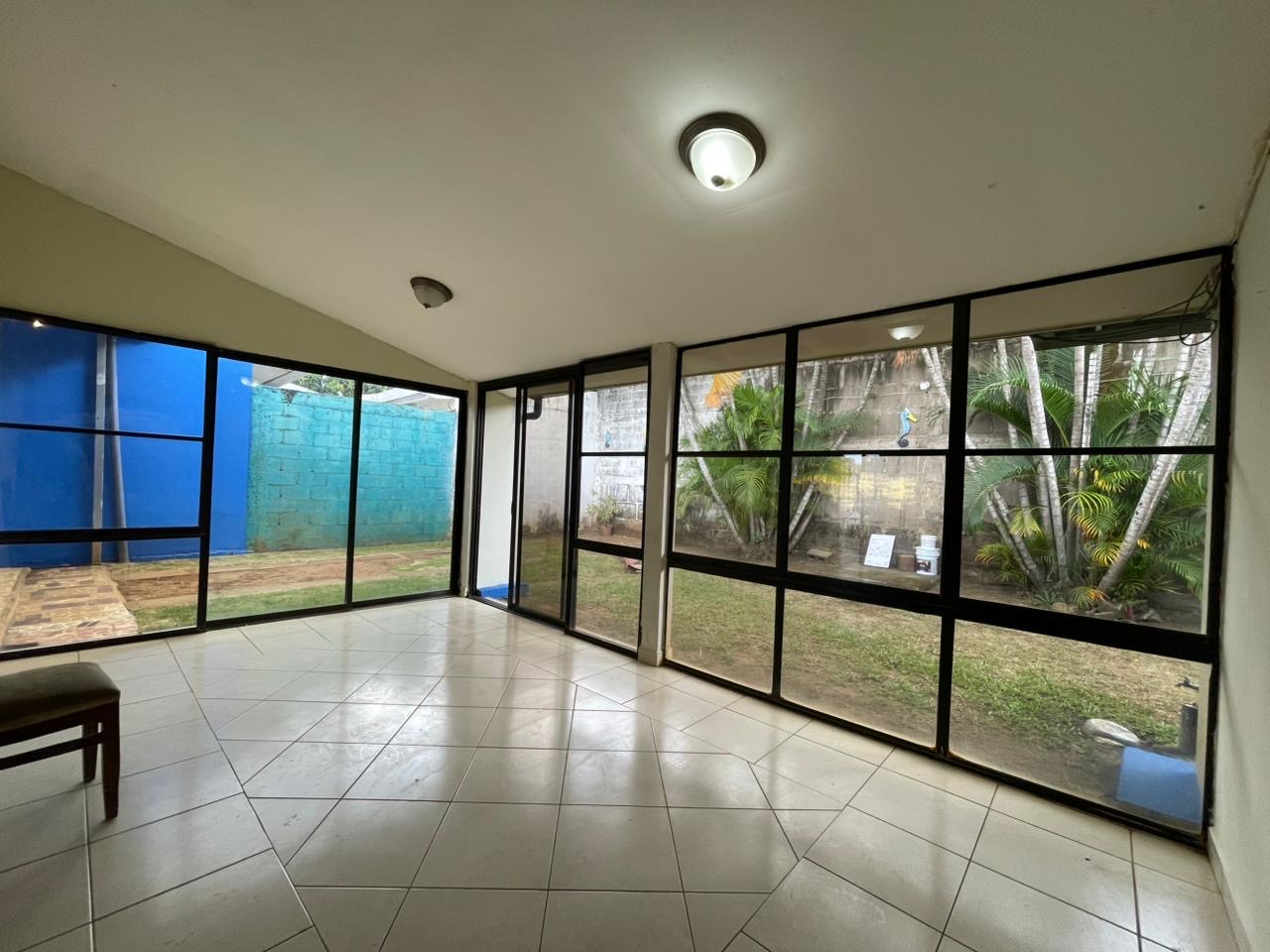 CASA EN VENTA KM 14 CARRETERA A MASAYA DENTRO DE RESIDENCIAL, NICARAGUA