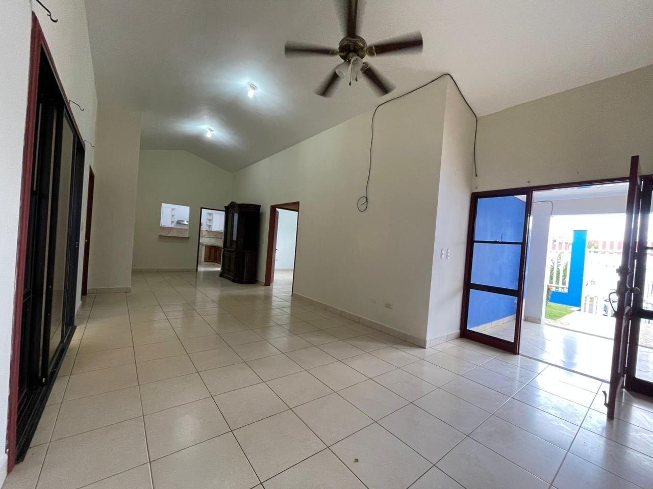 CASA EN VENTA KM 14 CARRETERA A MASAYA DENTRO DE RESIDENCIAL, NICARAGUA