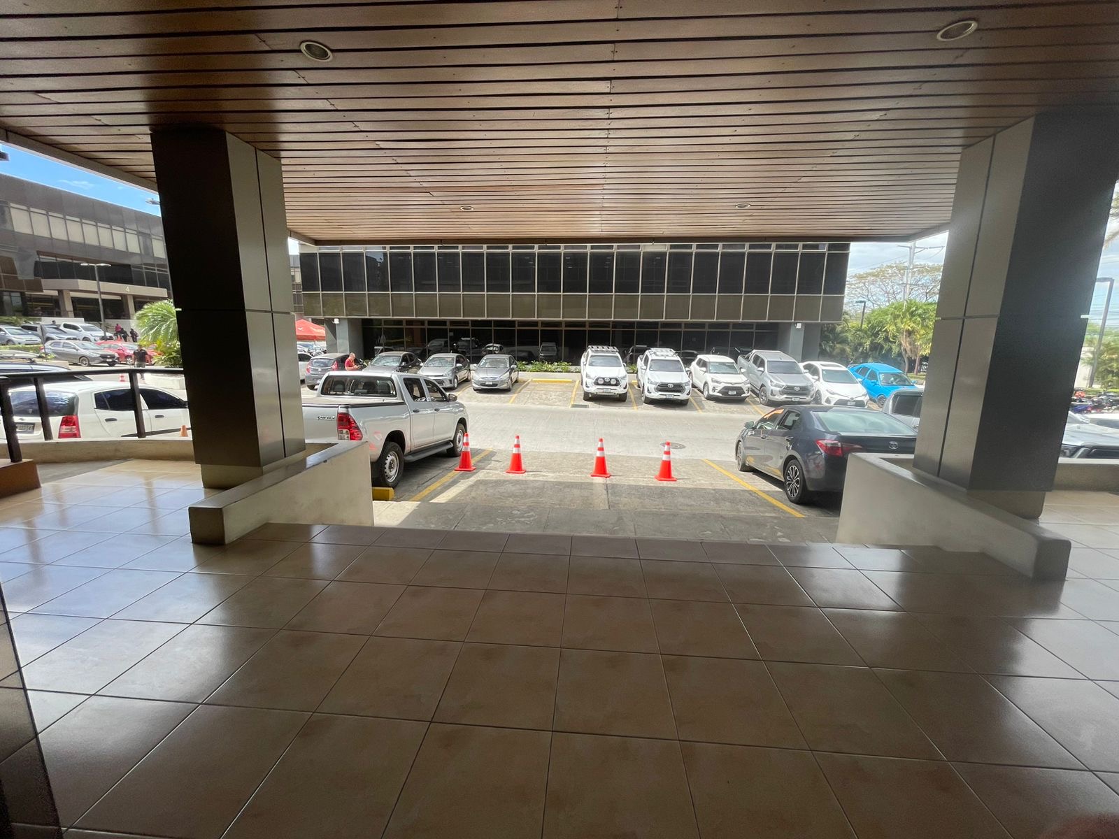 Suite en venta o renta para Oficinas en Ofiplaza el Retiro  Primer Piso