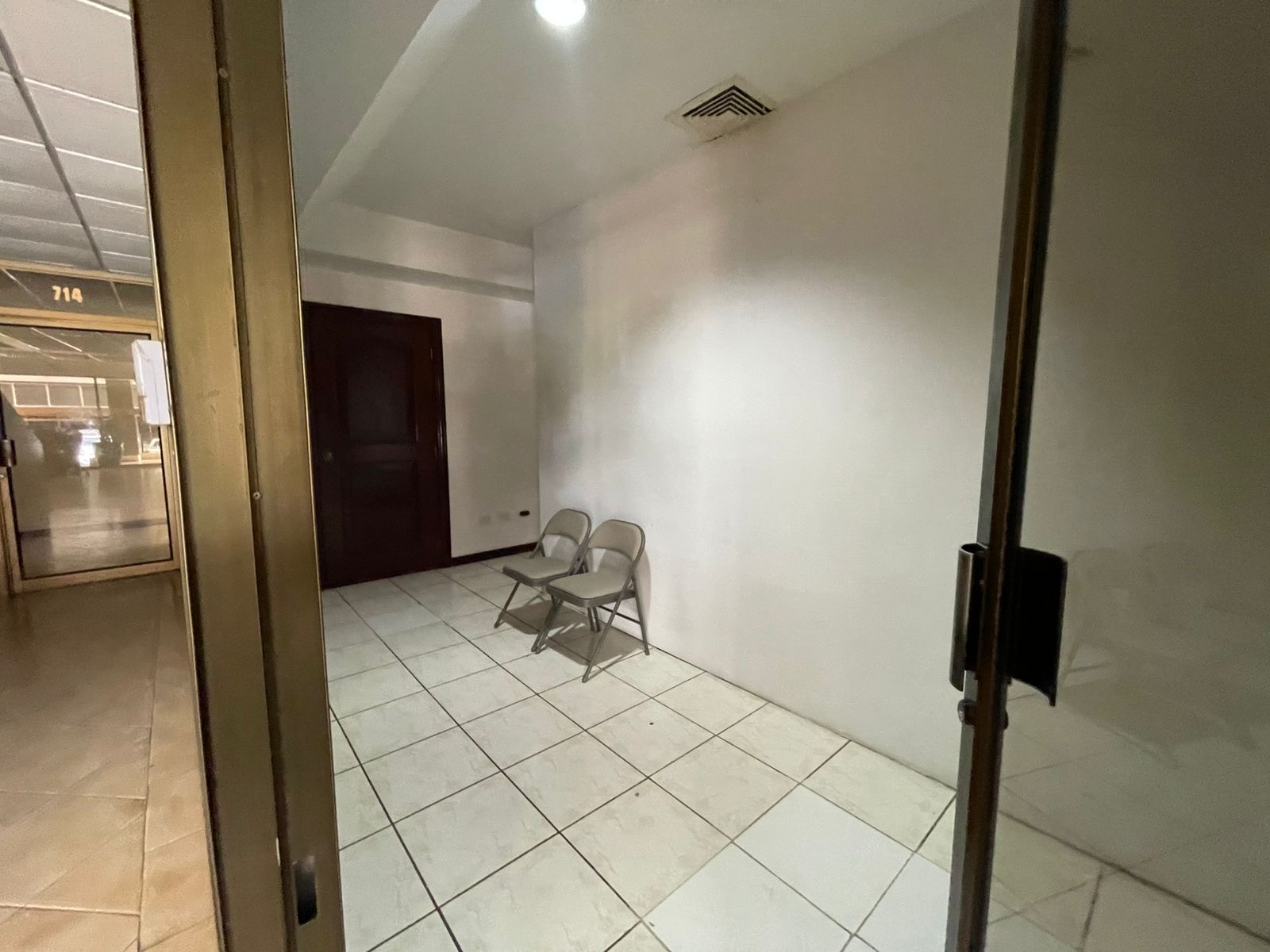 Suite en venta o renta para Oficinas en Ofiplaza el Retiro  Primer Piso