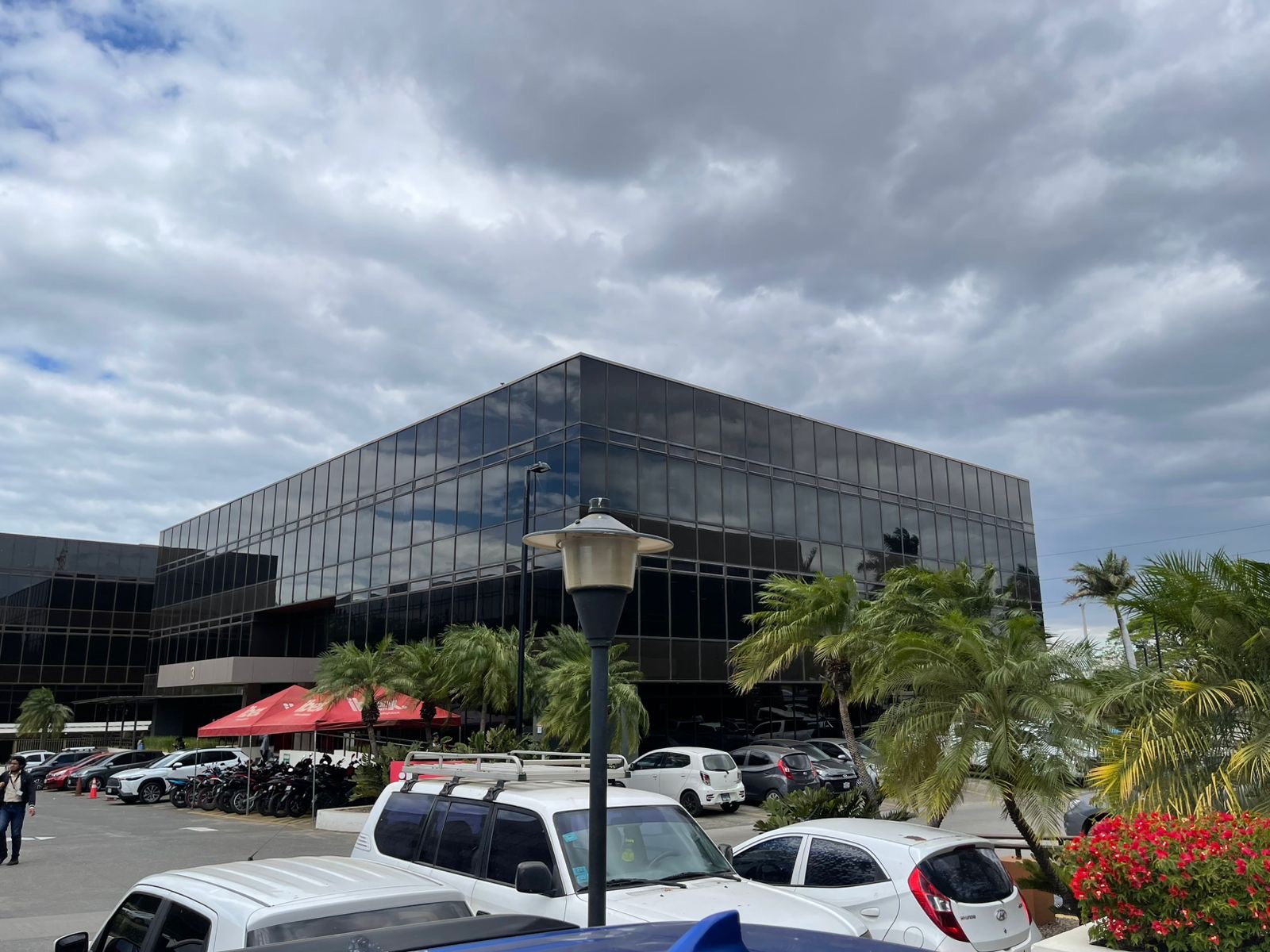 Suite en venta o renta para Oficinas en Ofiplaza el Retiro  Primer Piso