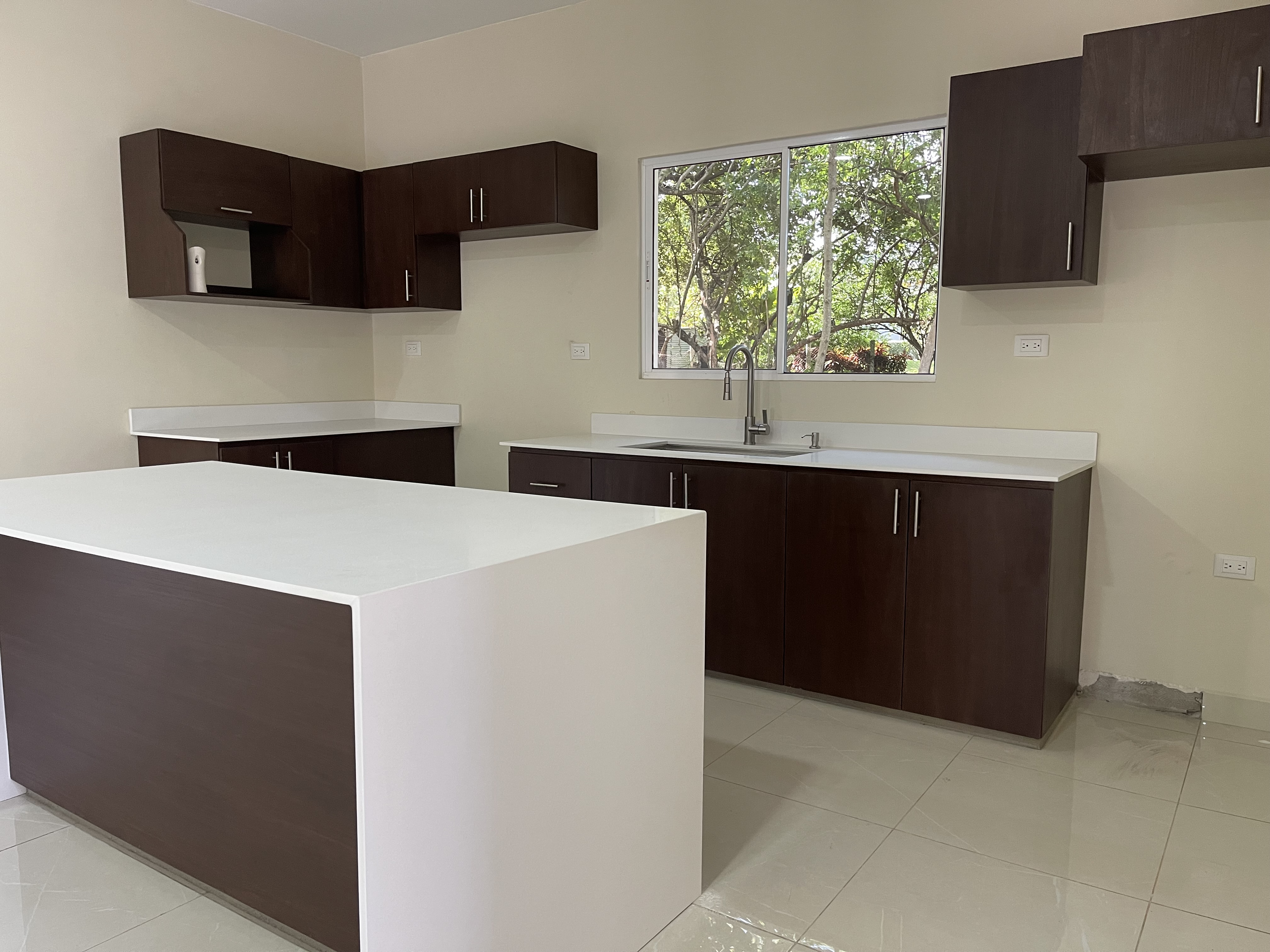 CASA NUEVA EN VENTA EN RESIDENCIAL PRIVADO KM 14 CARRETERA A MASAYA HACIA VERACRUZ
