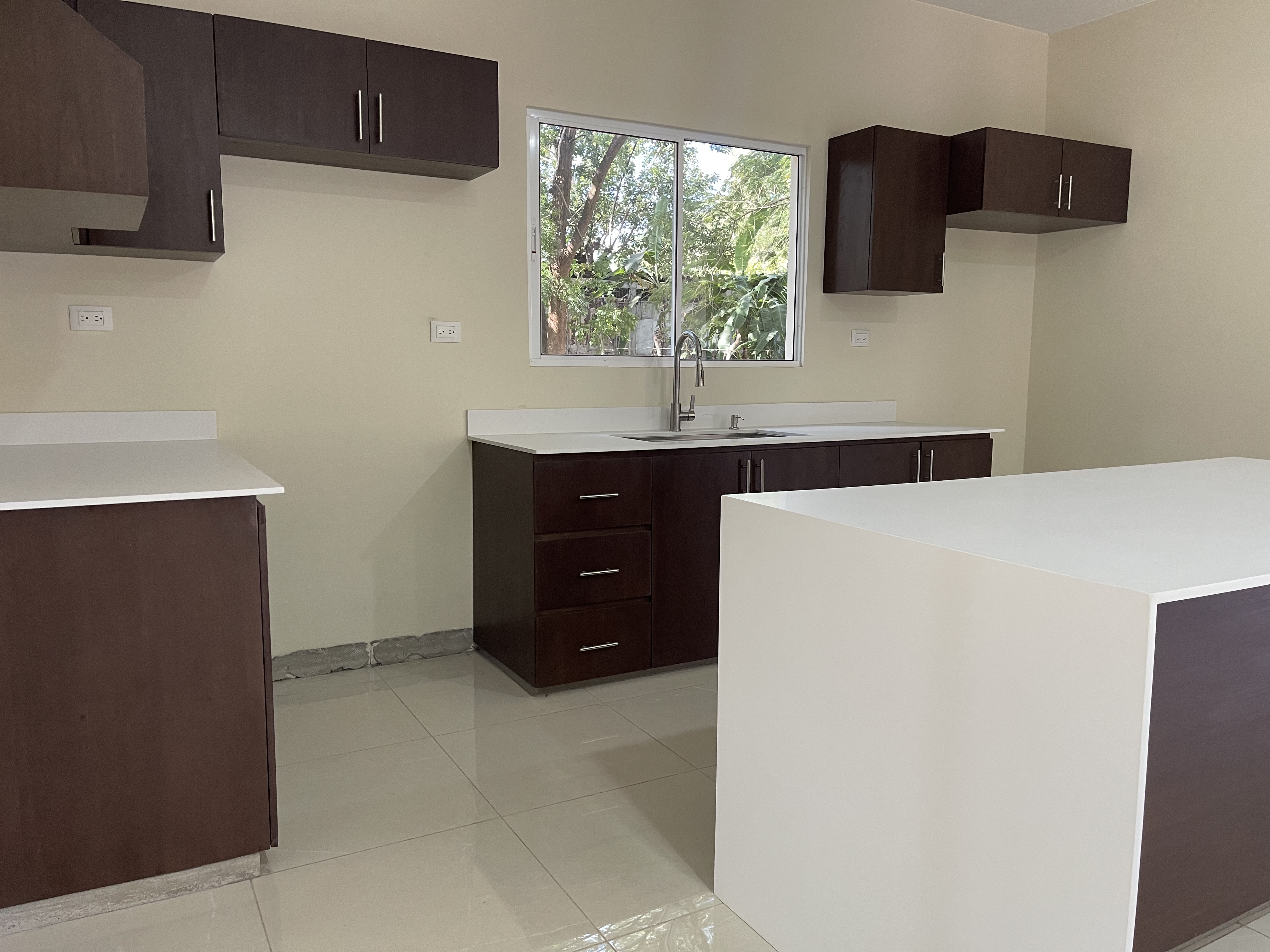CASA NUEVA EN VENTA EN RESIDENCIAL PRIVADO KM 14 CARRETERA A MASAYA HACIA VERACRUZ