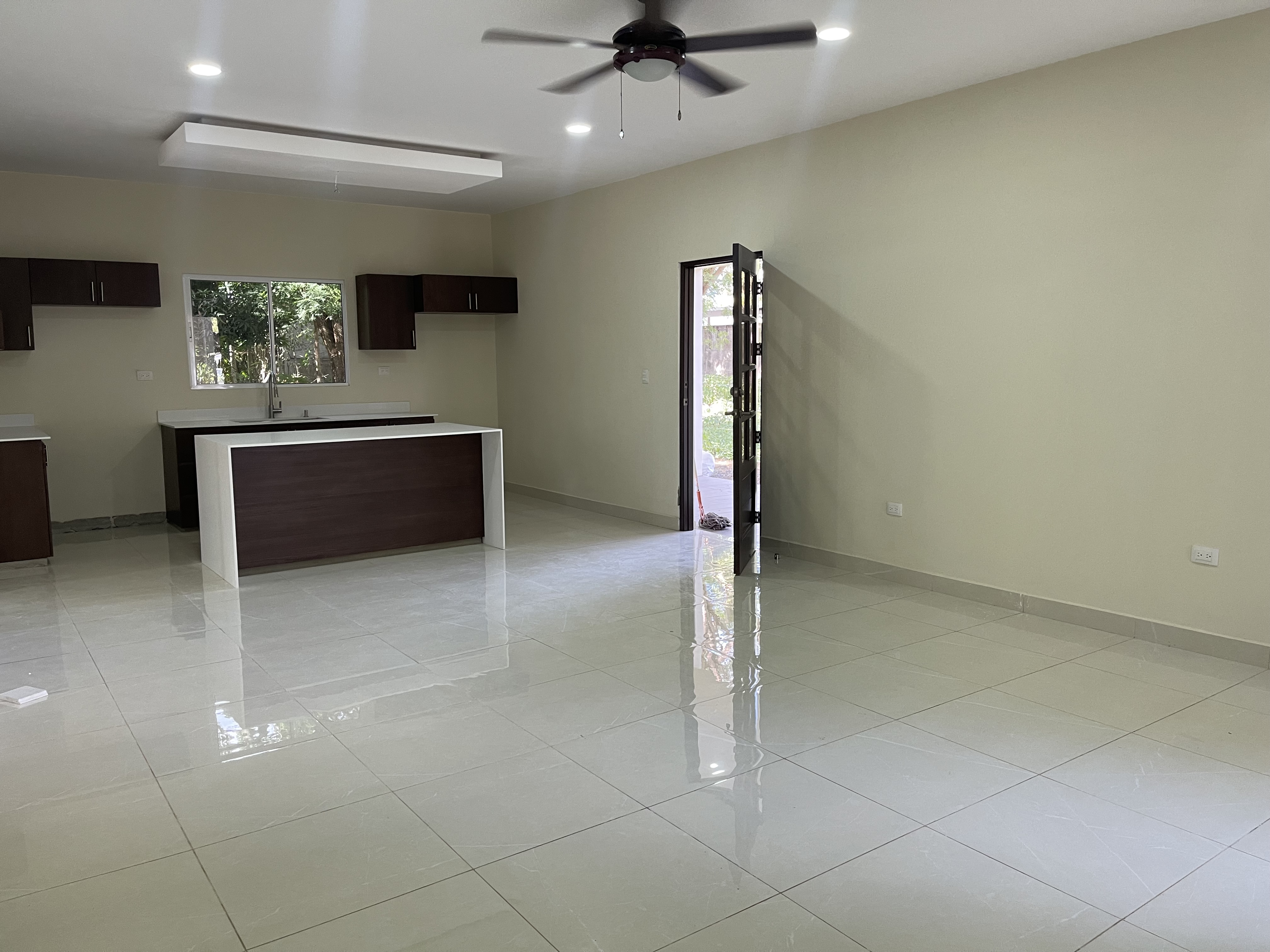 CASA NUEVA EN VENTA EN RESIDENCIAL PRIVADO KM 14 CARRETERA A MASAYA HACIA VERACRUZ