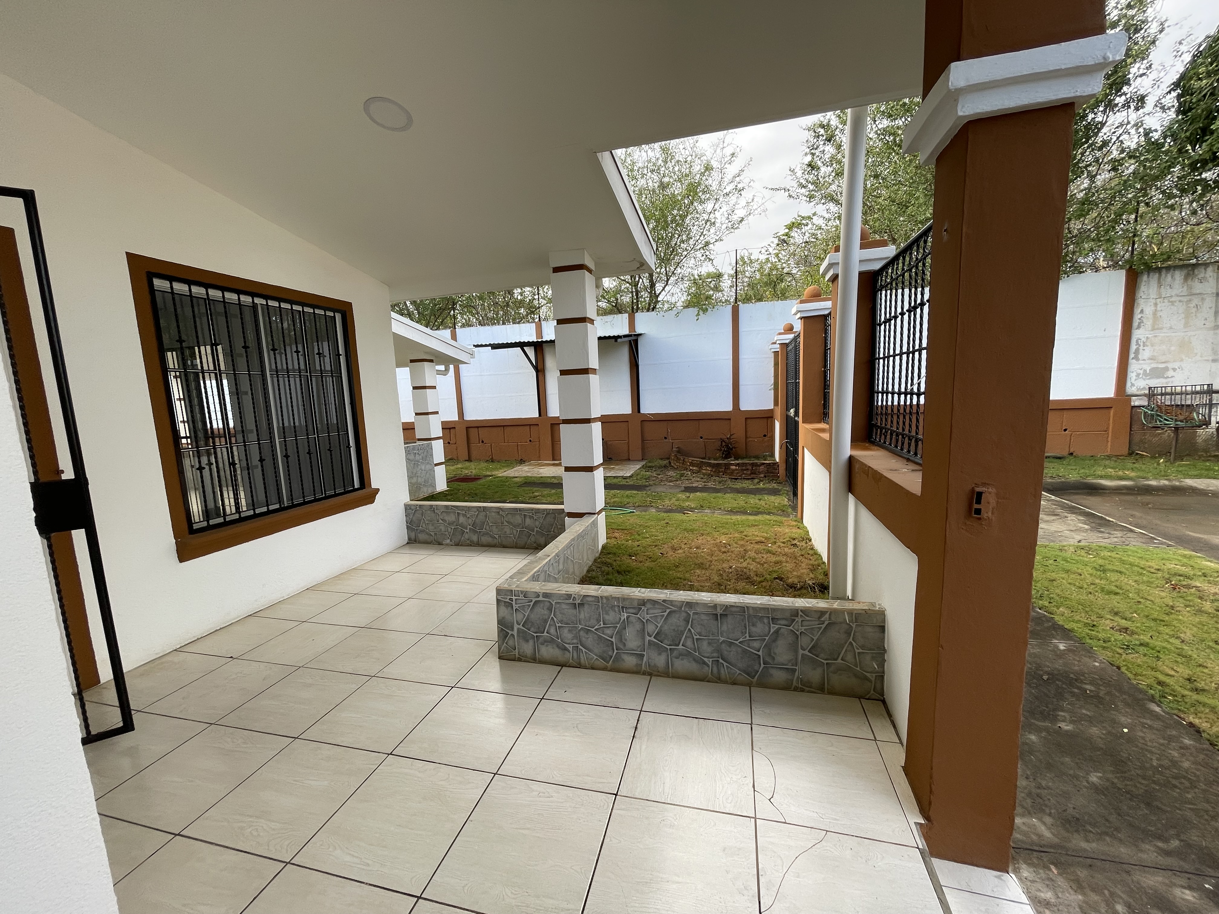CASA EN VENTA DENTRO DE RESIDENCIAL EN KM 14 CARRETERA A MASAYA 3 KM HACIA VERACRUZ