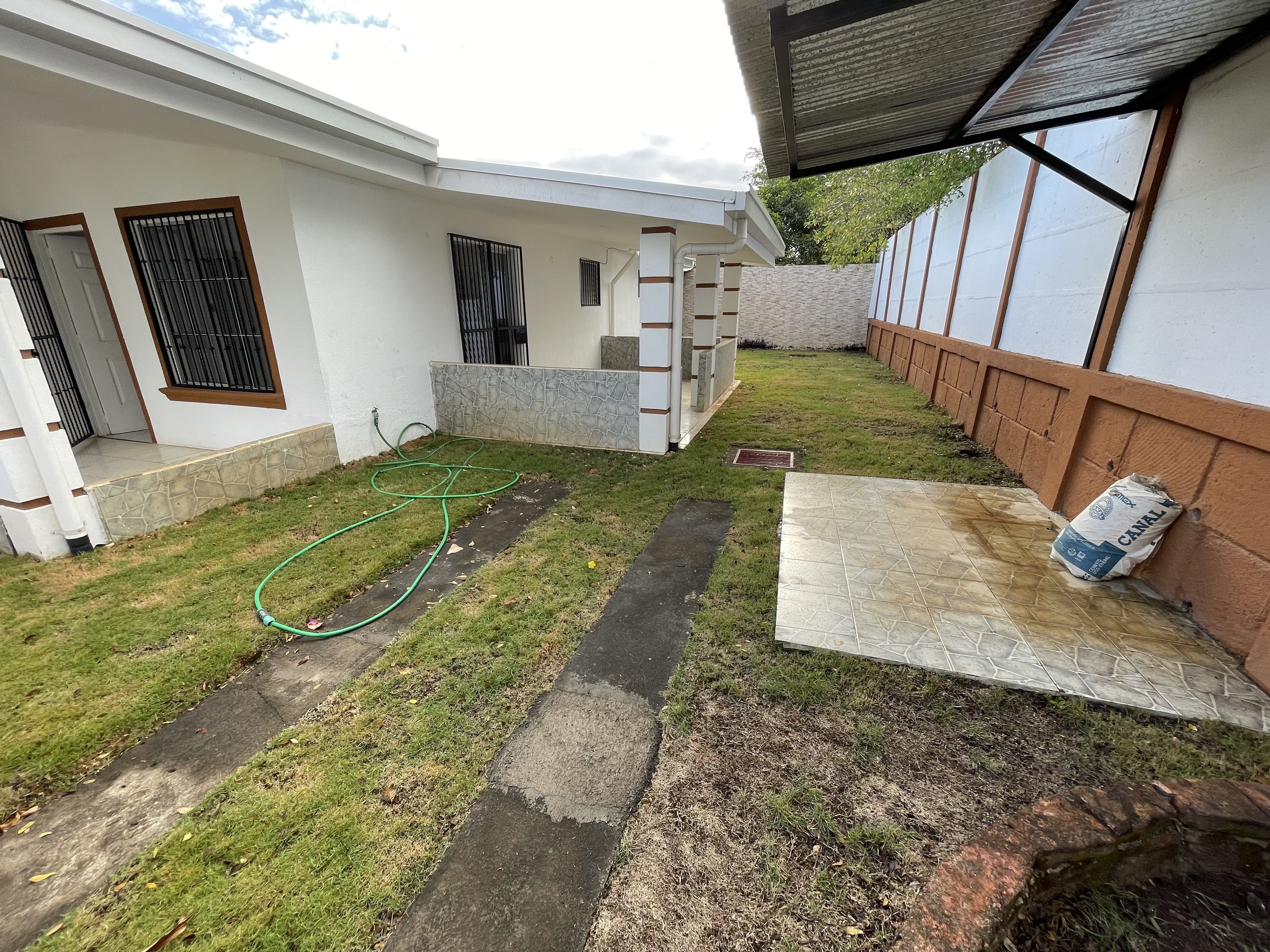 CASA EN VENTA DENTRO DE RESIDENCIAL EN KM 14 CARRETERA A MASAYA 3 KM HACIA VERACRUZ