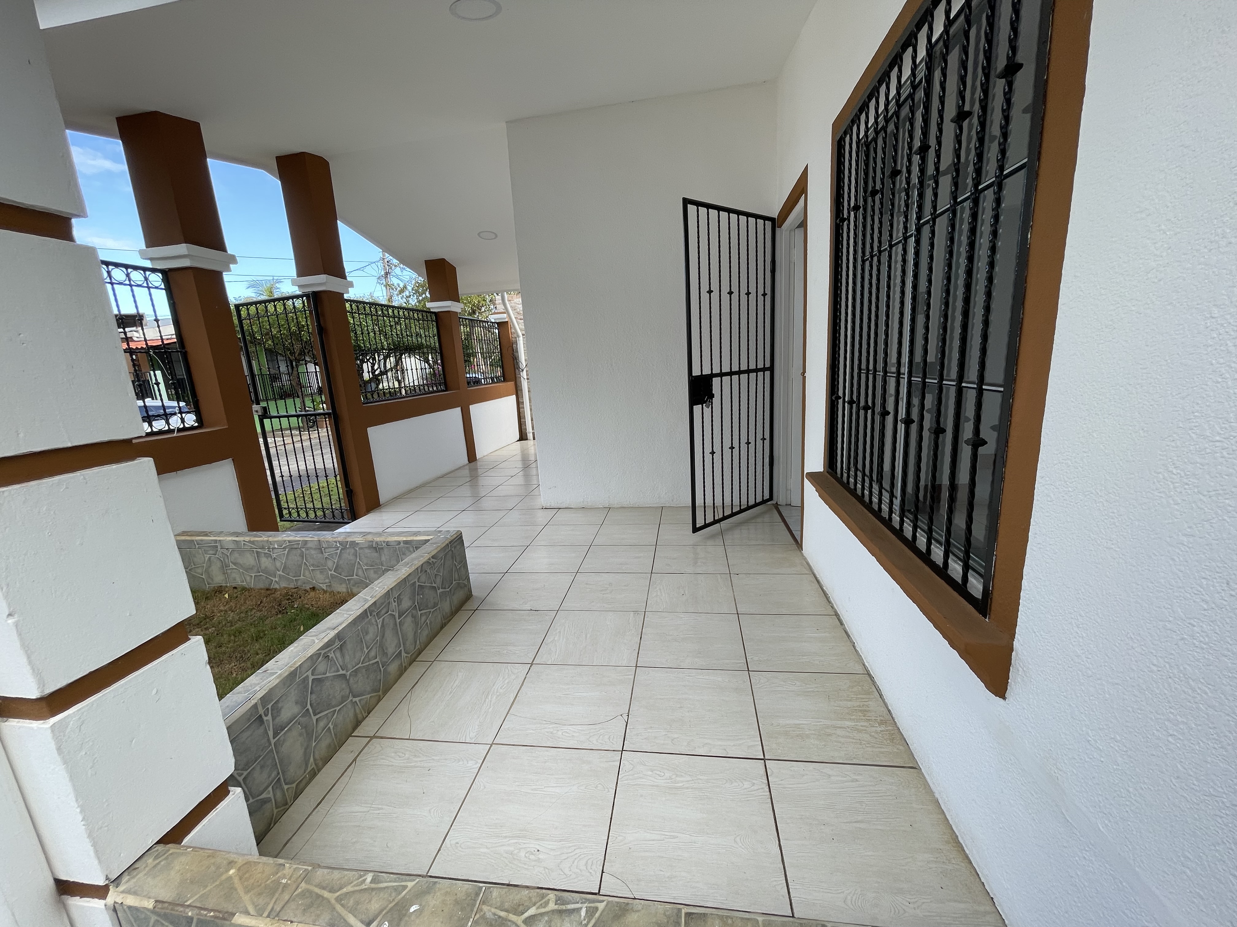 CASA EN VENTA DENTRO DE RESIDENCIAL EN KM 14 CARRETERA A MASAYA 3 KM HACIA VERACRUZ