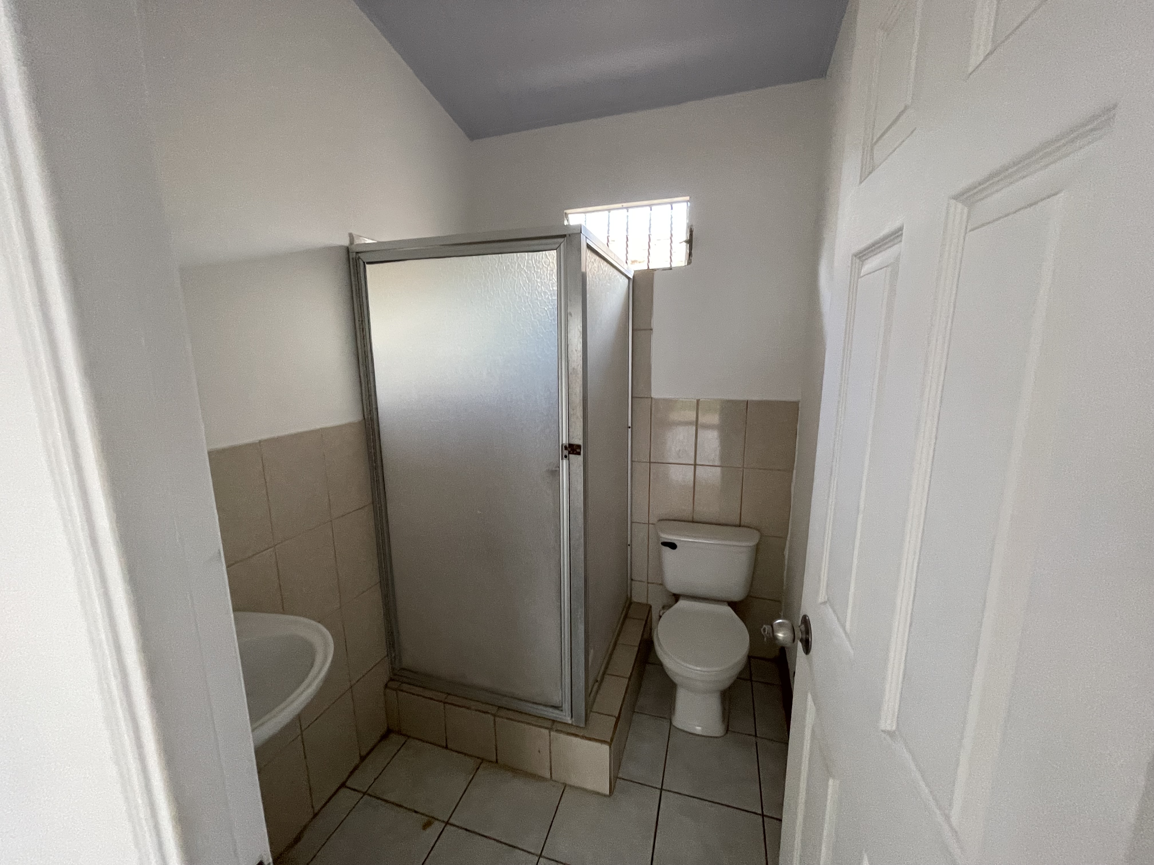 CASA EN VENTA DENTRO DE RESIDENCIAL EN KM 14 CARRETERA A MASAYA 3 KM HACIA VERACRUZ