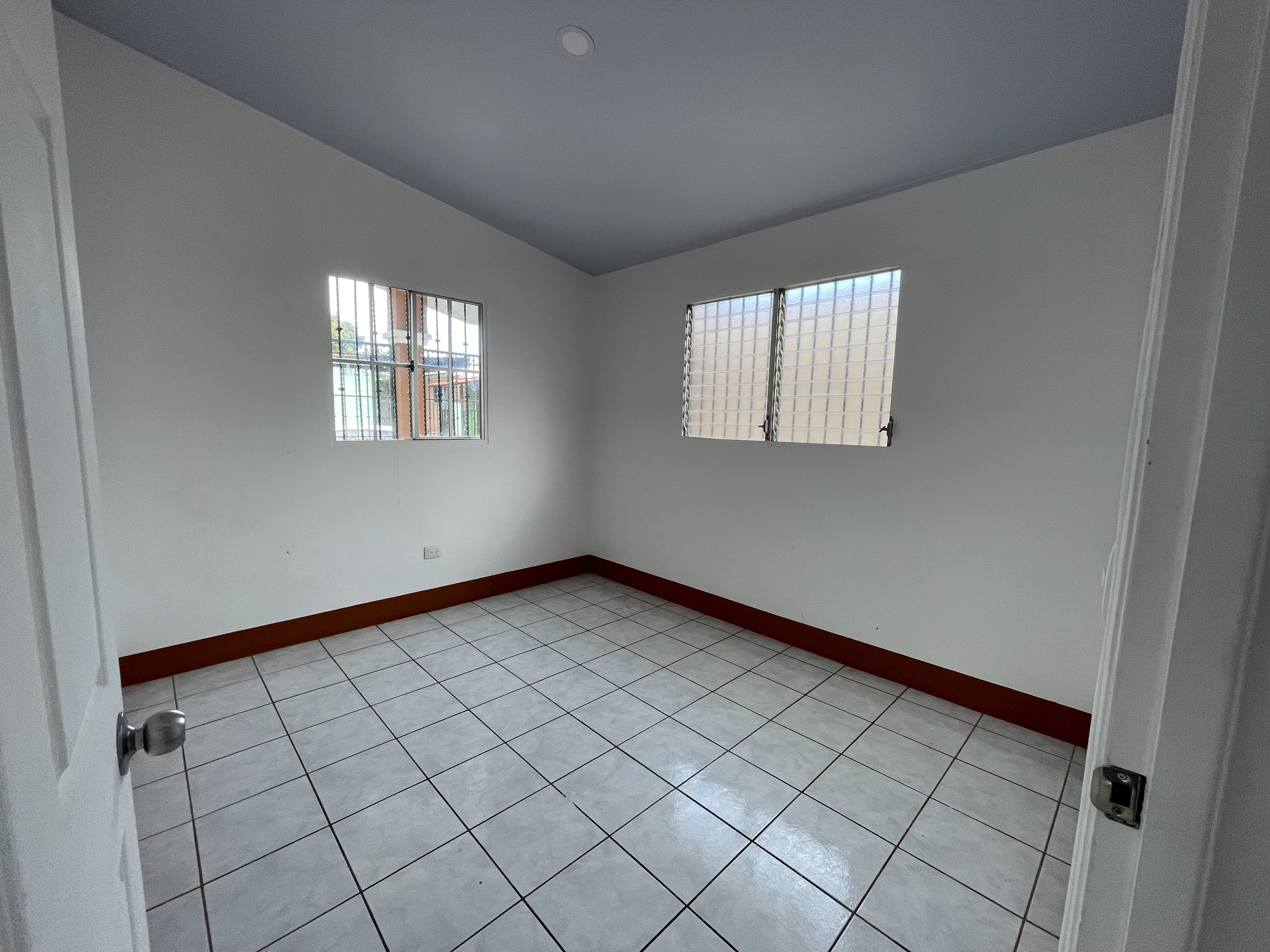 CASA EN VENTA DENTRO DE RESIDENCIAL EN KM 14 CARRETERA A MASAYA 3 KM HACIA VERACRUZ