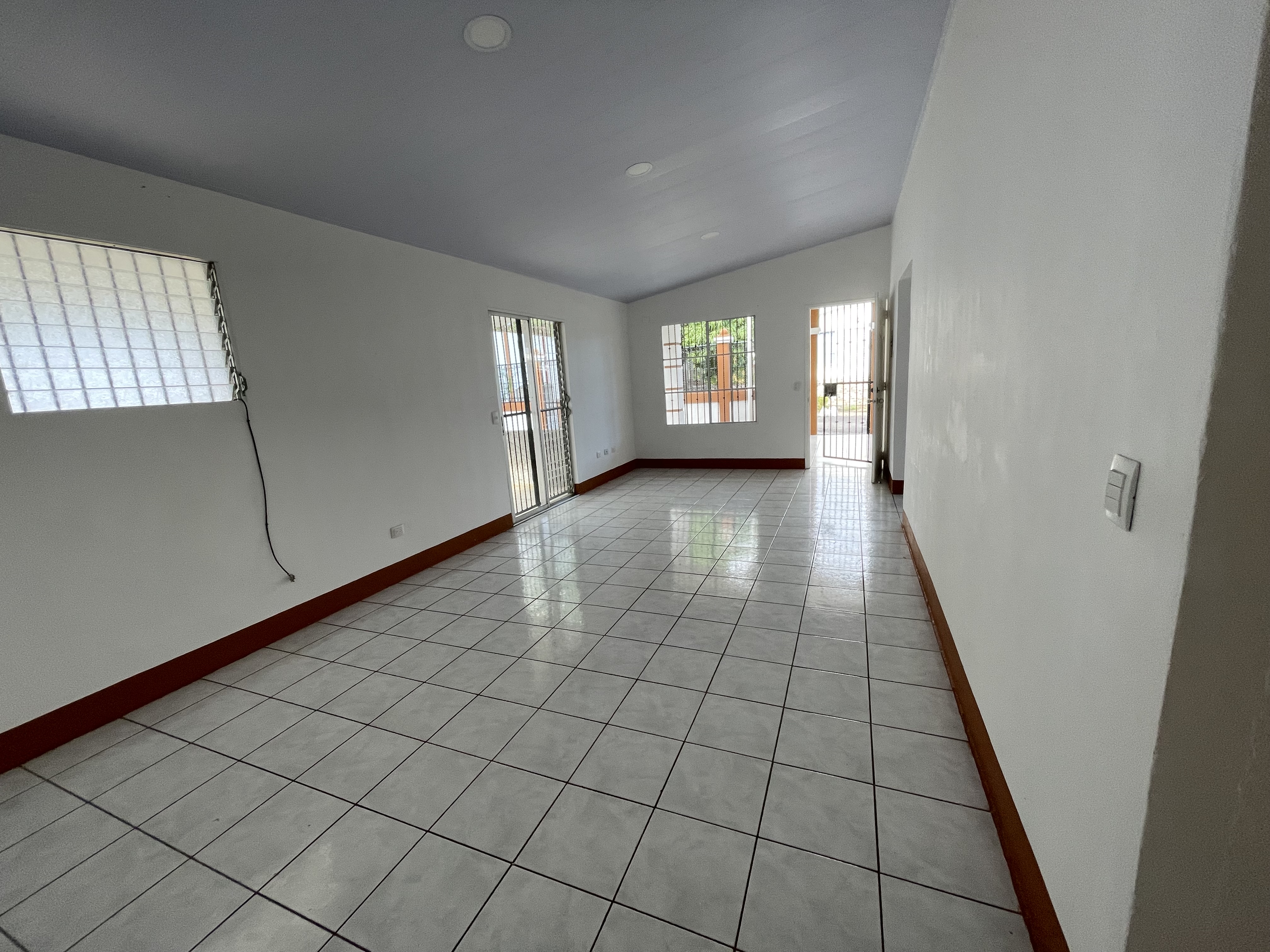 CASA EN VENTA DENTRO DE RESIDENCIAL EN KM 14 CARRETERA A MASAYA 3 KM HACIA VERACRUZ
