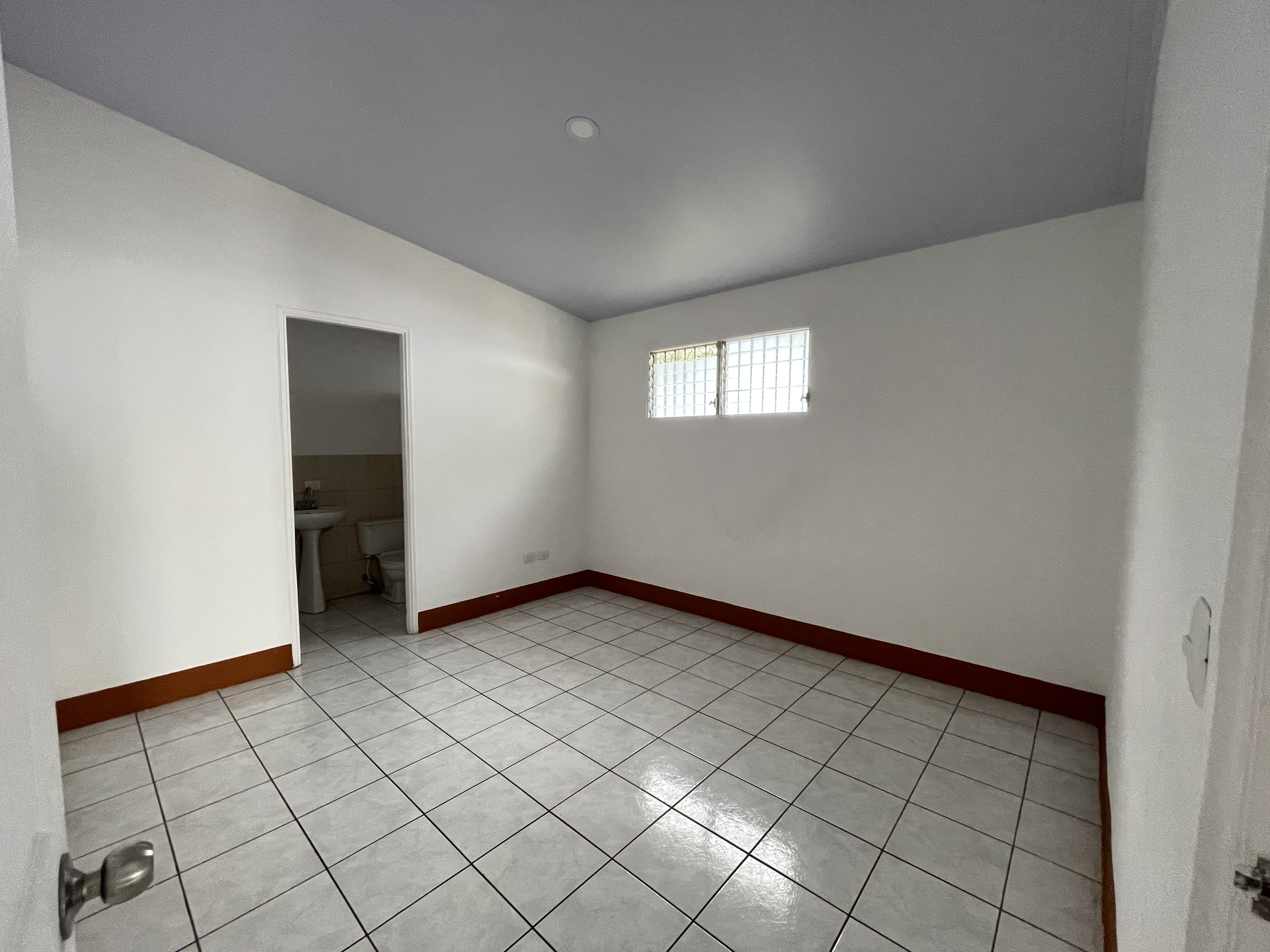 CASA EN VENTA DENTRO DE RESIDENCIAL EN KM 14 CARRETERA A MASAYA 3 KM HACIA VERACRUZ