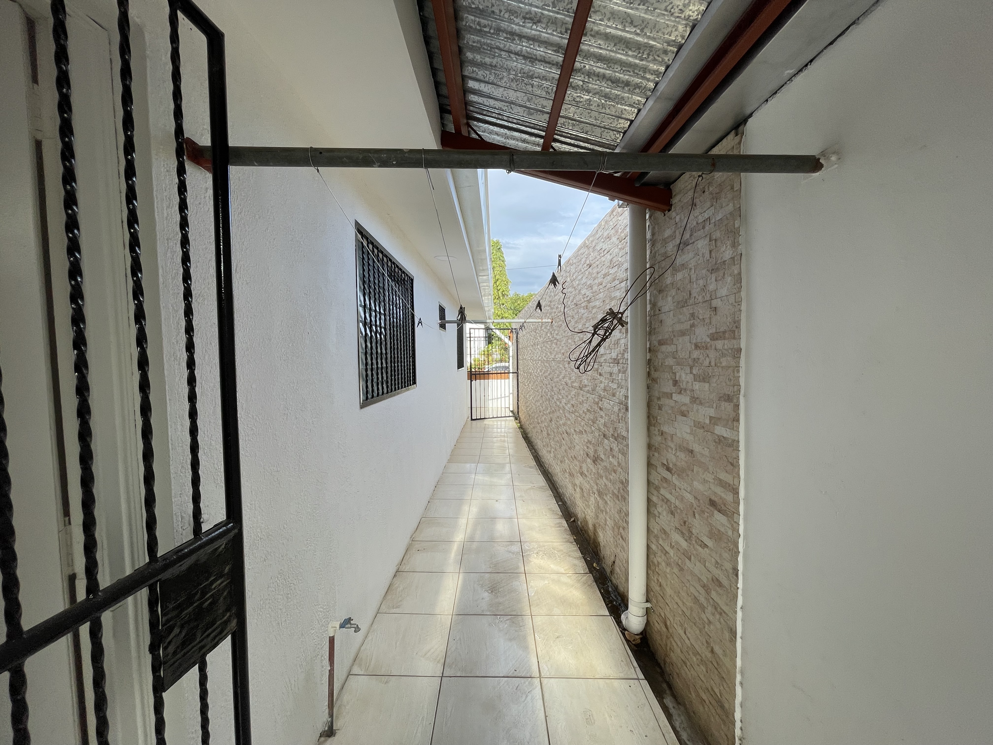 CASA EN VENTA DENTRO DE RESIDENCIAL EN KM 14 CARRETERA A MASAYA 3 KM HACIA VERACRUZ