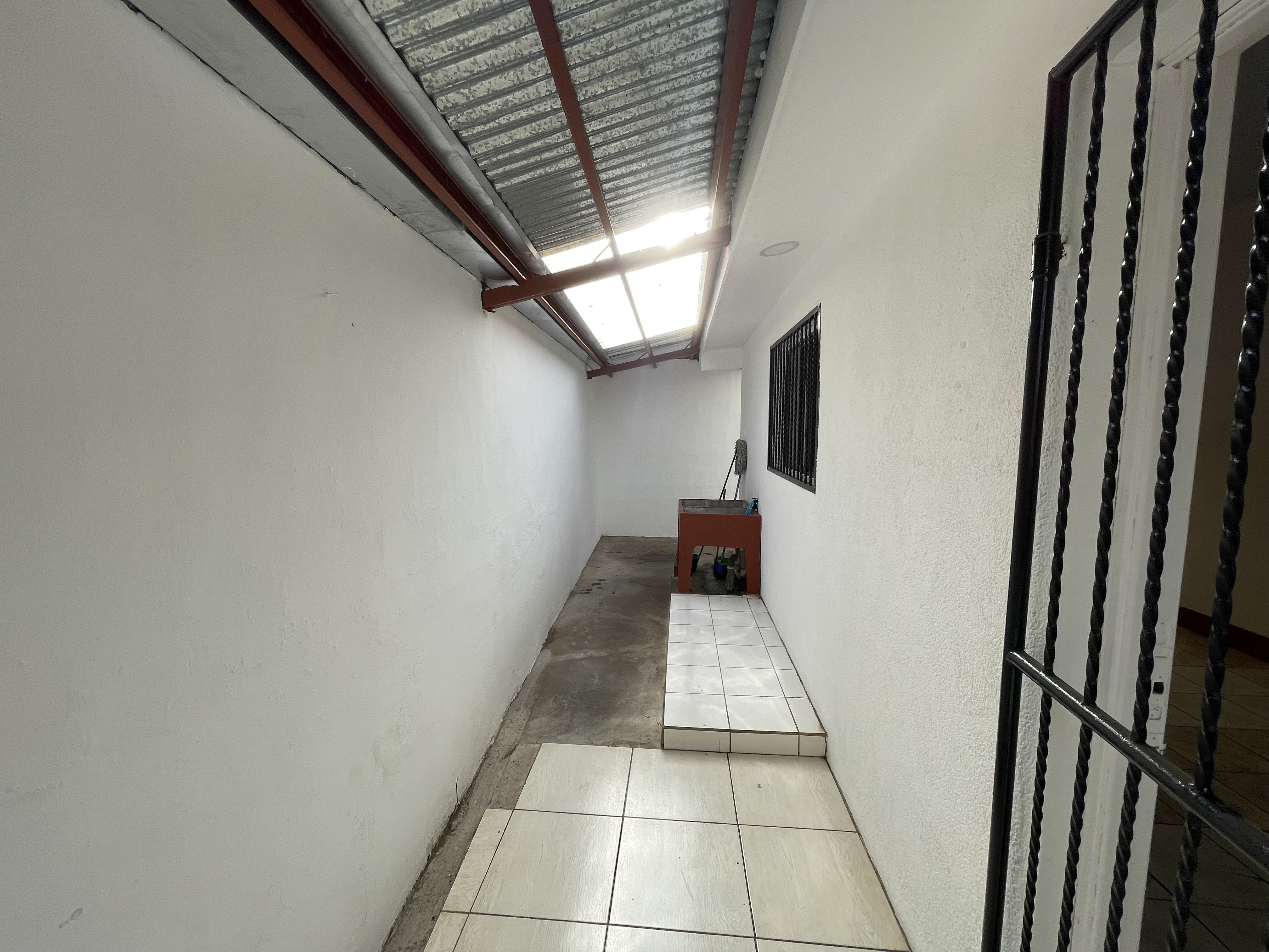 CASA EN VENTA DENTRO DE RESIDENCIAL EN KM 14 CARRETERA A MASAYA 3 KM HACIA VERACRUZ