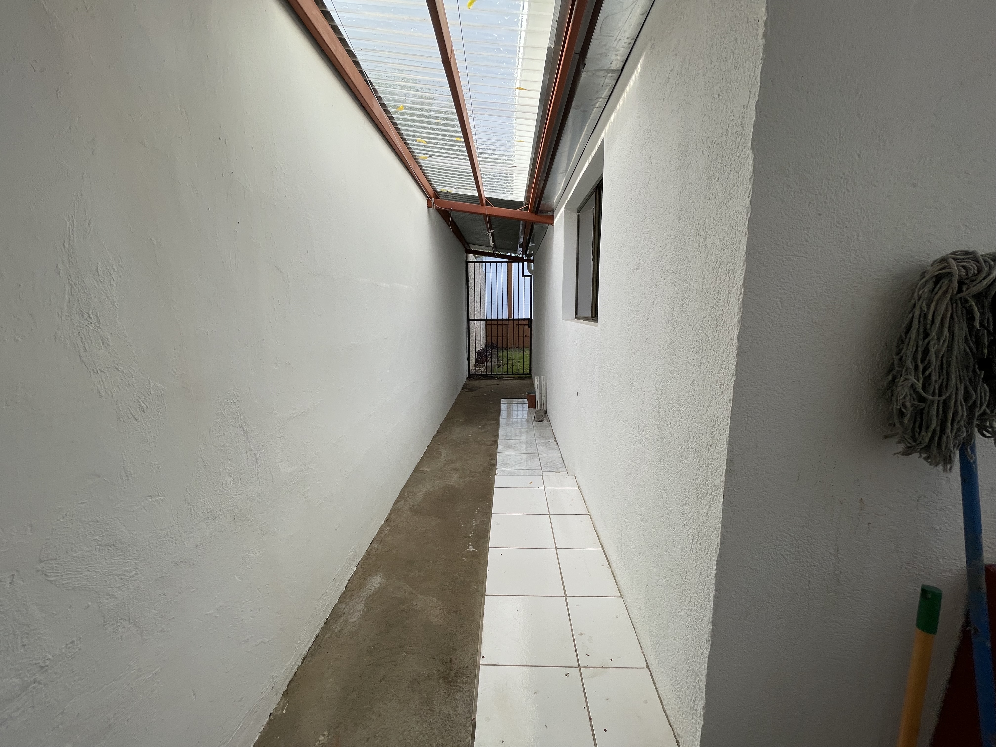 CASA EN VENTA DENTRO DE RESIDENCIAL EN KM 14 CARRETERA A MASAYA 3 KM HACIA VERACRUZ