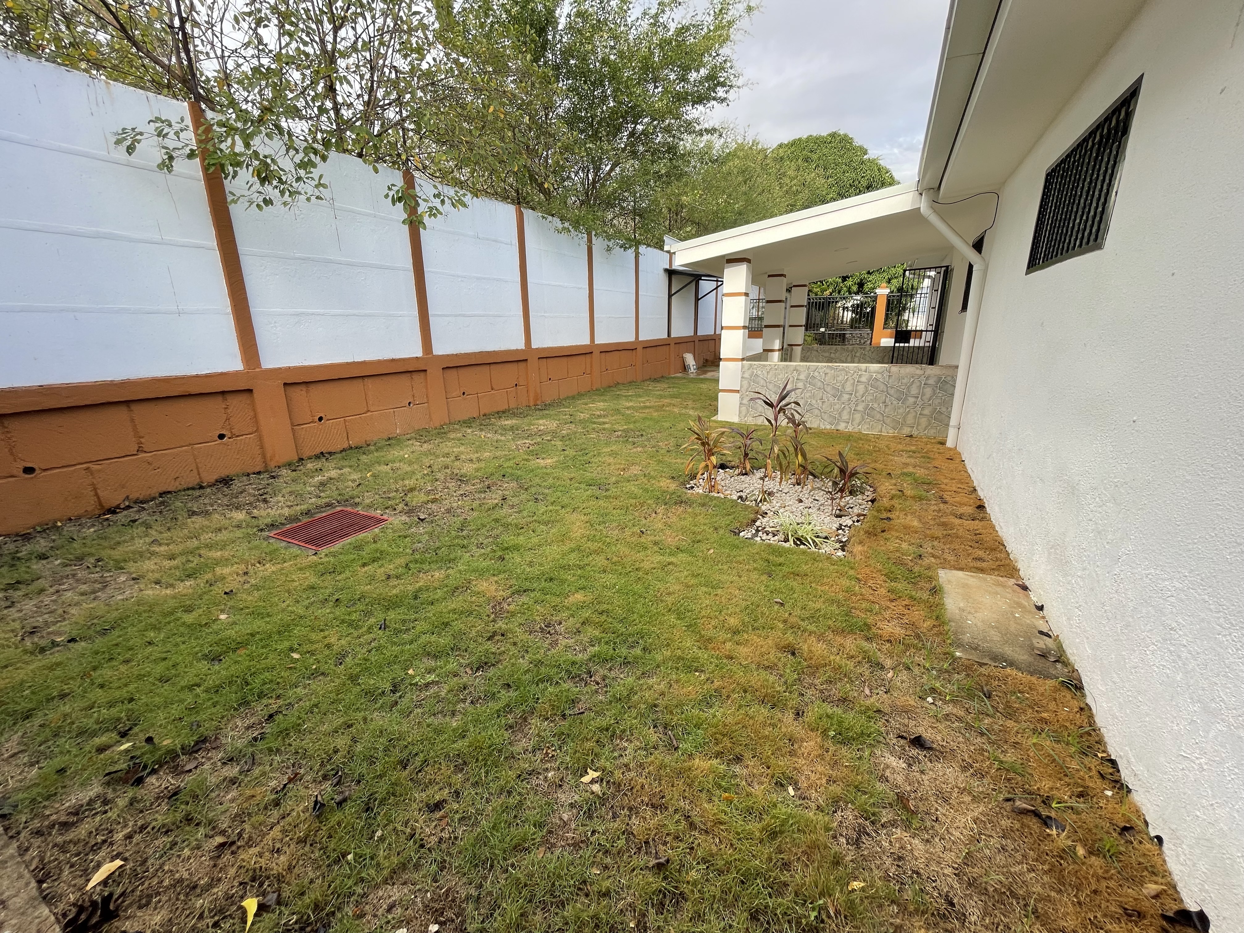 CASA EN VENTA DENTRO DE RESIDENCIAL EN KM 14 CARRETERA A MASAYA 3 KM HACIA VERACRUZ