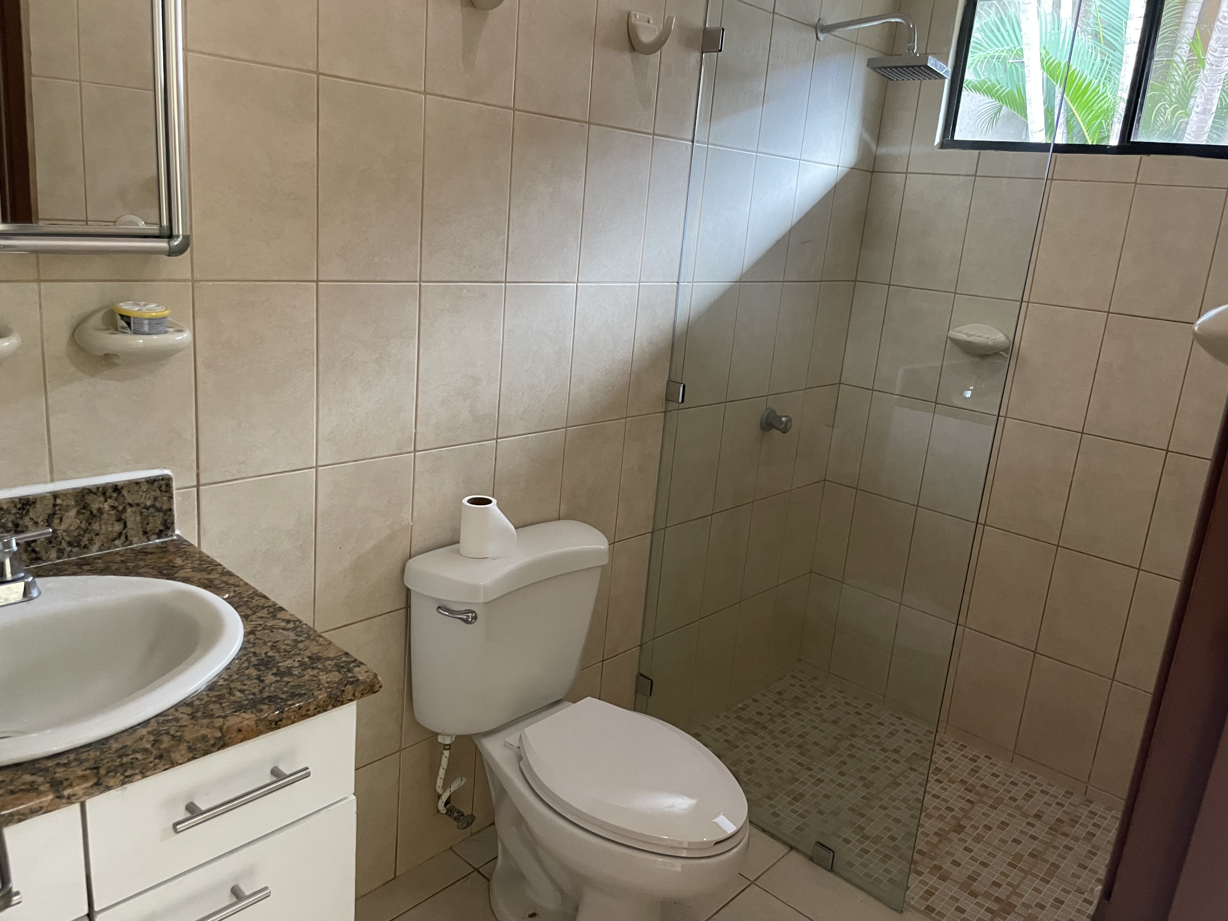 CASA EN VENTA KM 14 CARRETERA A MASAYA DENTRO DE RESIDENCIAL, NICARAGUA