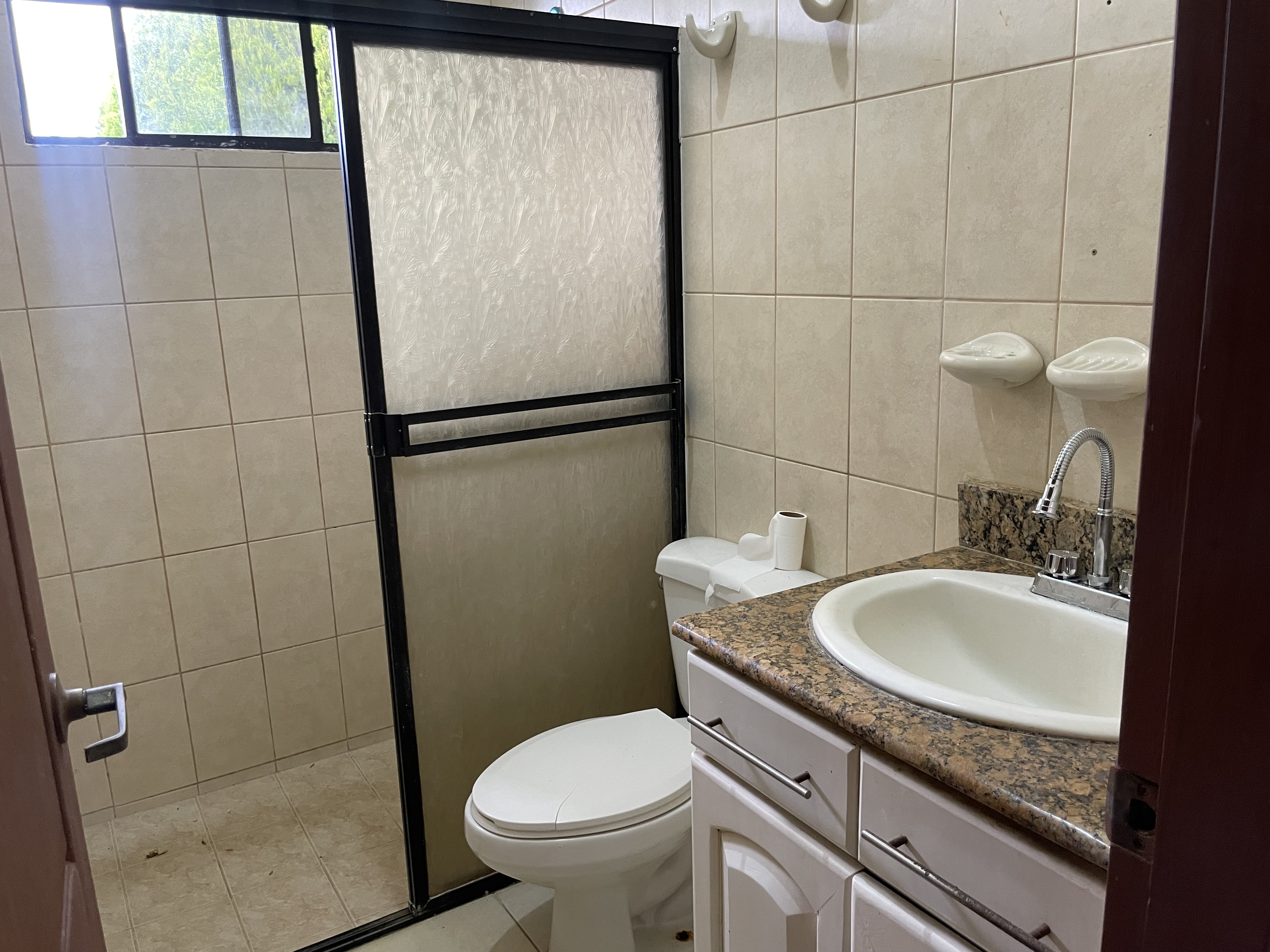 CASA EN VENTA KM 14 CARRETERA A MASAYA DENTRO DE RESIDENCIAL, NICARAGUA