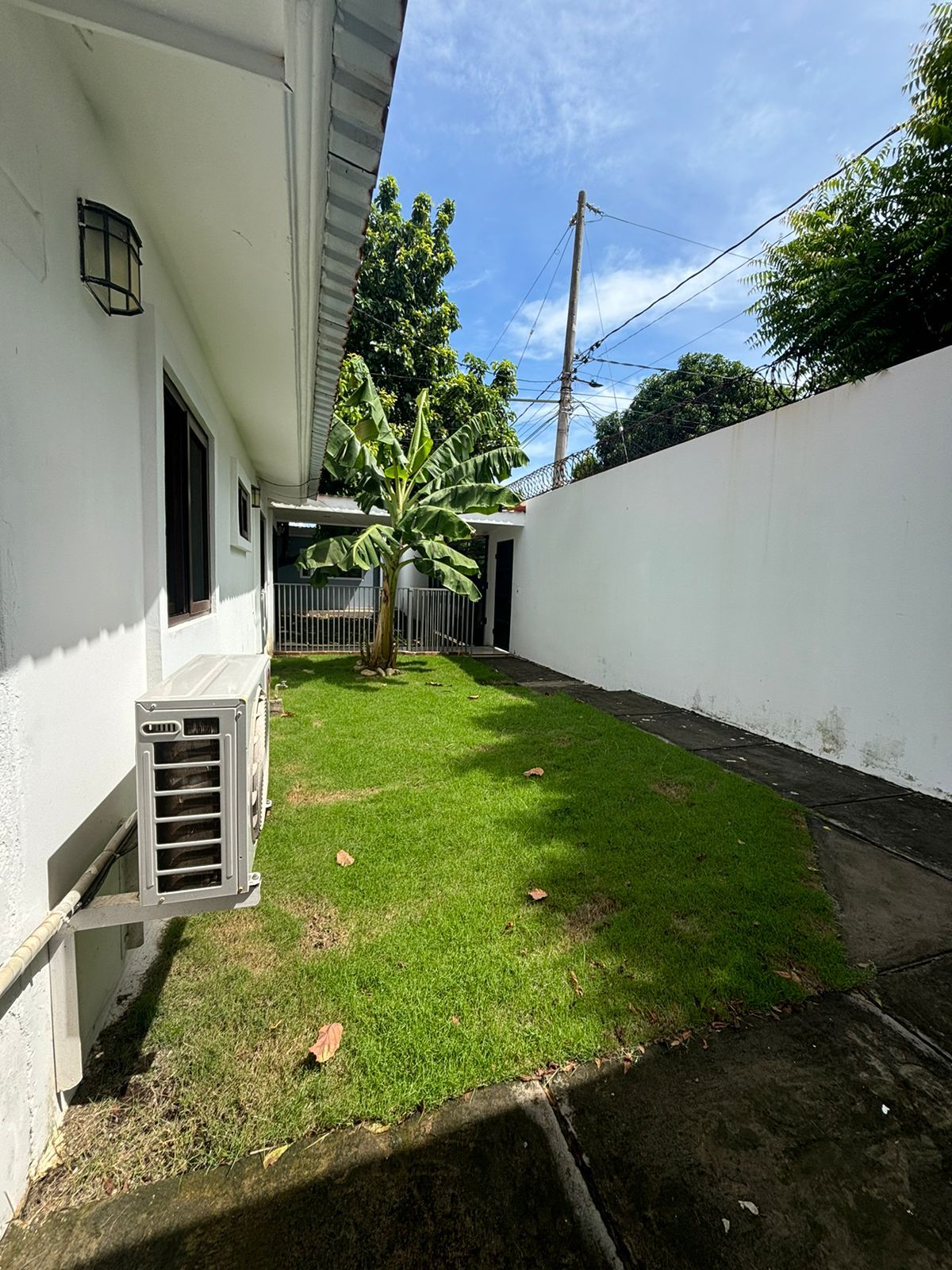 ELEGANTE Y AMPLIA CASA EN VENTA EN RESIDENCIAL PRIVADO CERCA DE LA ROTONDA TICUANTEPE