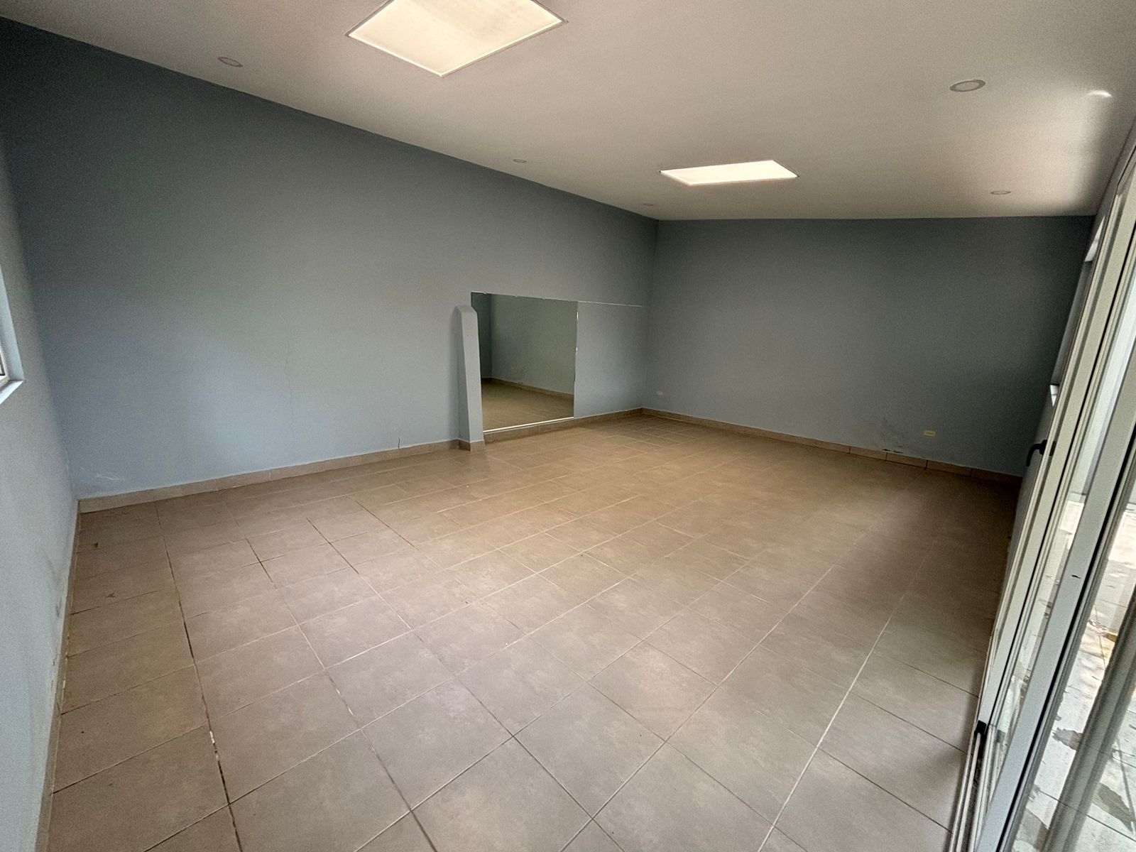 ELEGANTE Y AMPLIA CASA EN VENTA EN RESIDENCIAL PRIVADO CERCA DE LA ROTONDA TICUANTEPE