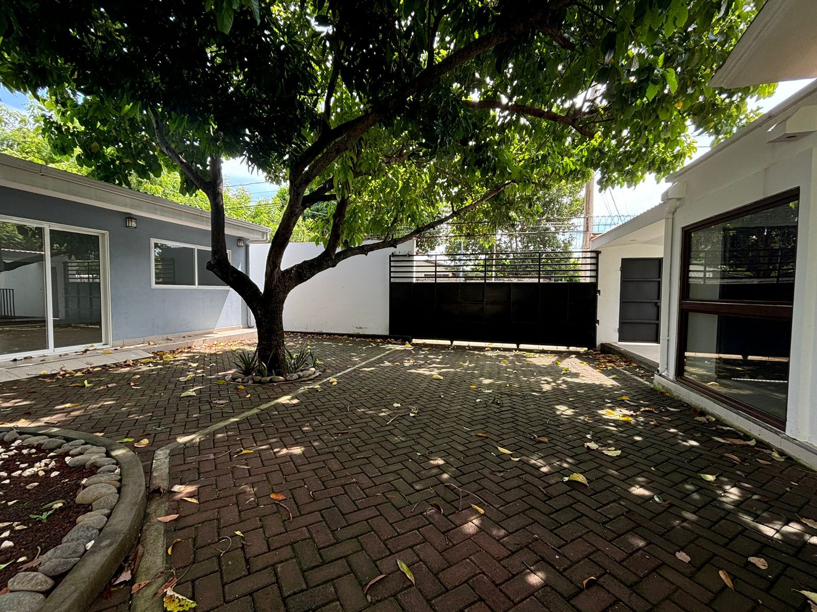 ELEGANTE Y AMPLIA CASA EN VENTA EN RESIDENCIAL PRIVADO CERCA DE LA ROTONDA TICUANTEPE