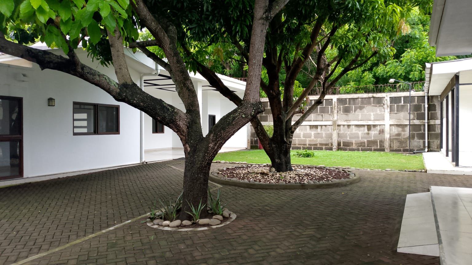 ELEGANTE Y AMPLIA CASA EN VENTA EN RESIDENCIAL PRIVADO CERCA DE LA ROTONDA TICUANTEPE