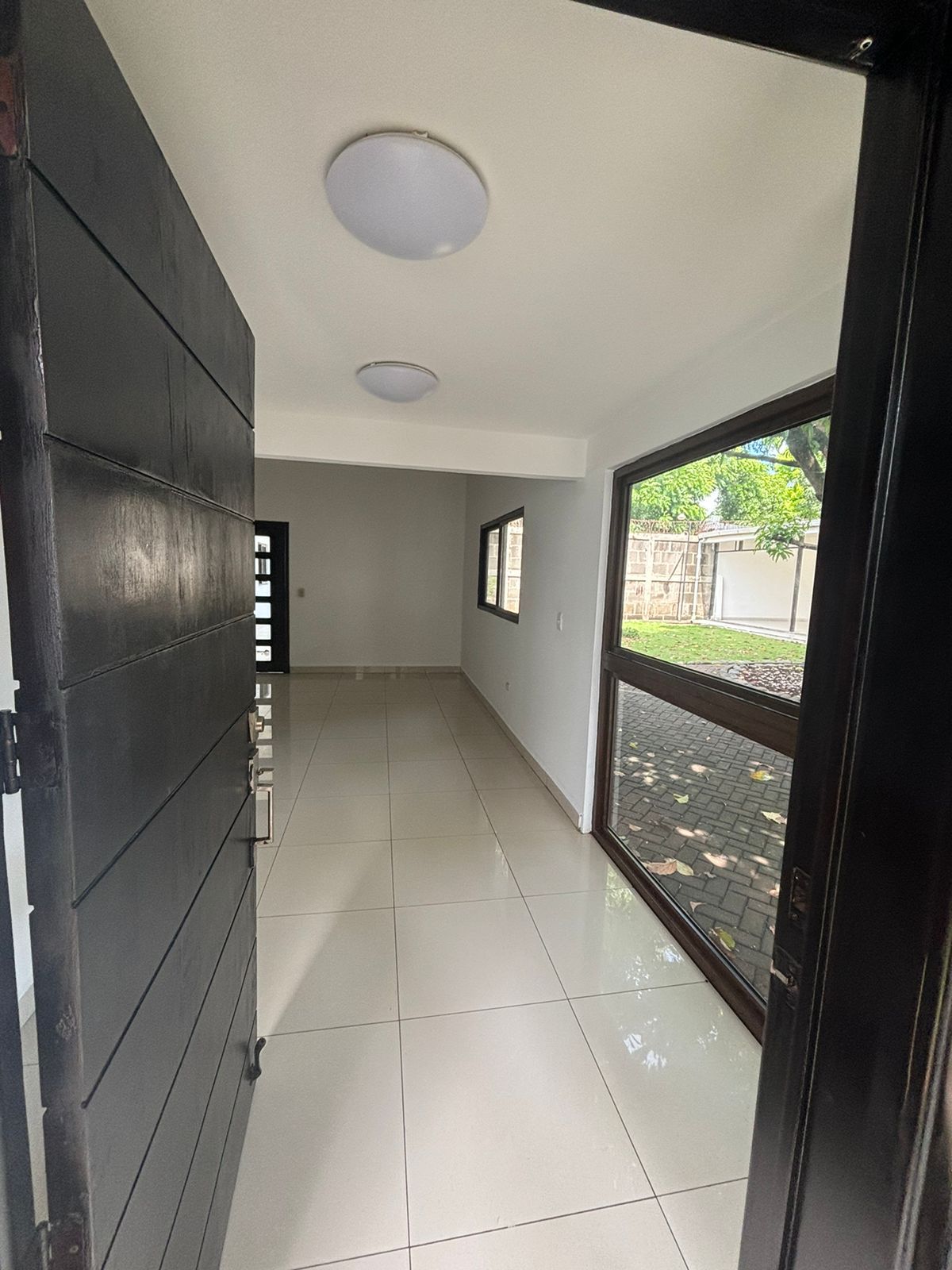 ELEGANTE Y AMPLIA CASA EN VENTA EN RESIDENCIAL PRIVADO CERCA DE LA ROTONDA TICUANTEPE