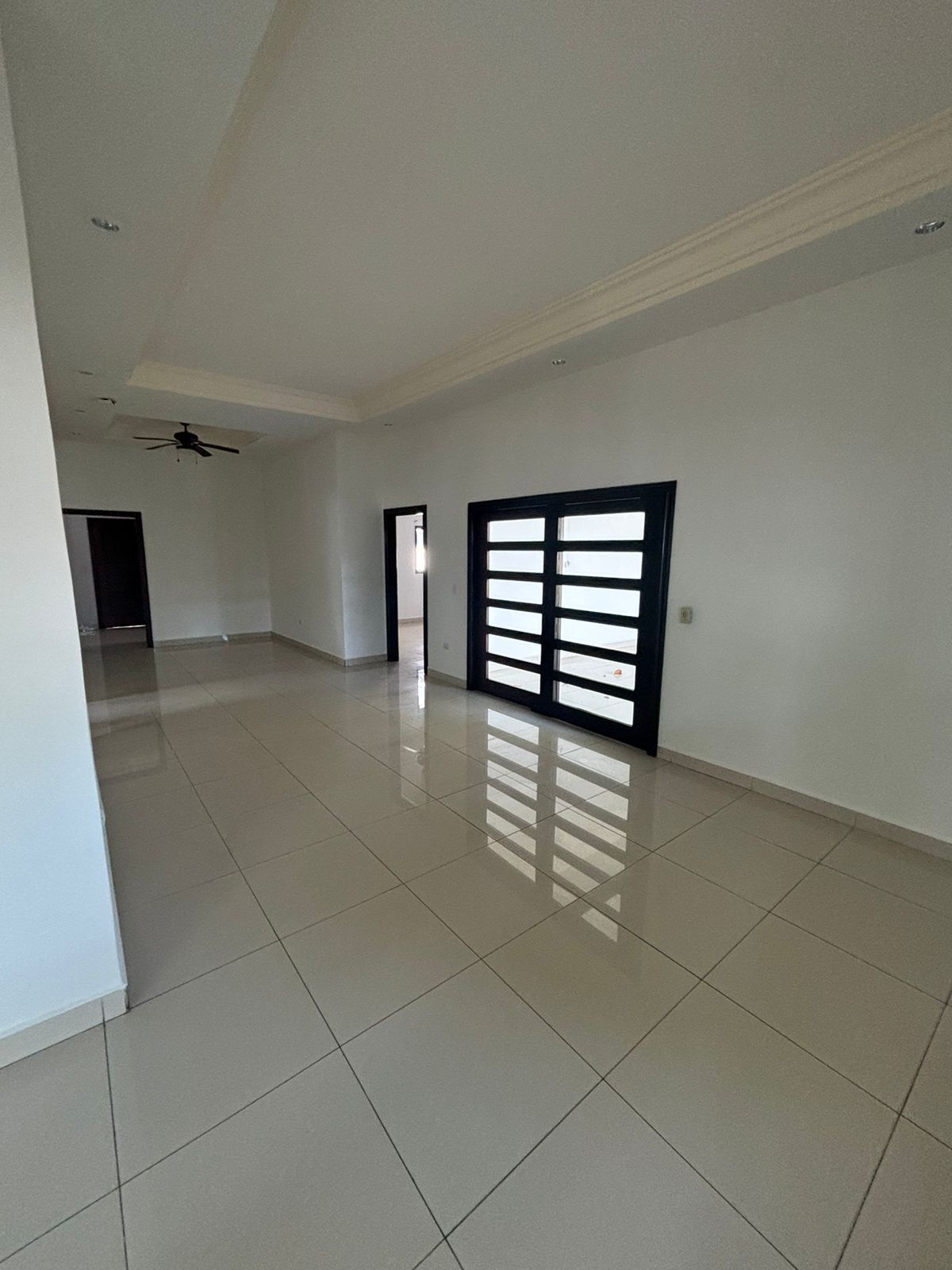 ELEGANTE Y AMPLIA CASA EN VENTA EN RESIDENCIAL PRIVADO CERCA DE LA ROTONDA TICUANTEPE