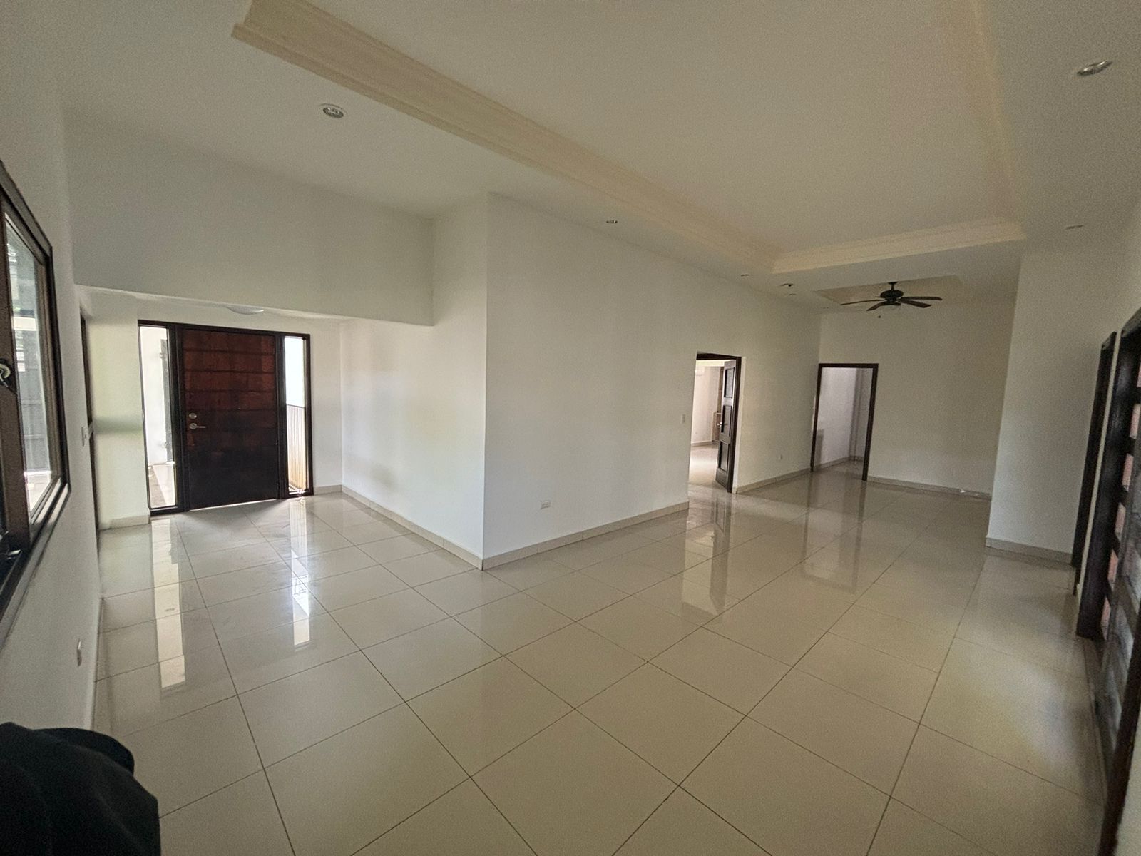 ELEGANTE Y AMPLIA CASA EN VENTA EN RESIDENCIAL PRIVADO CERCA DE LA ROTONDA TICUANTEPE