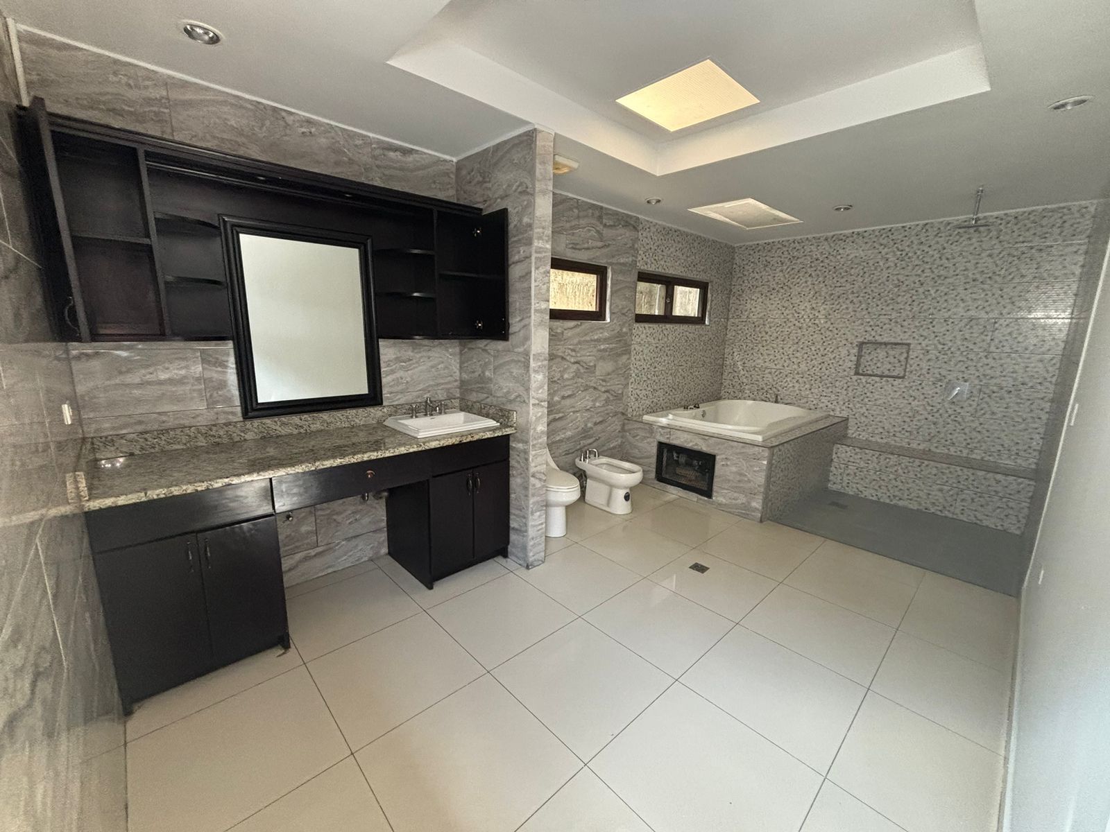 ELEGANTE Y AMPLIA CASA EN VENTA EN RESIDENCIAL PRIVADO CERCA DE LA ROTONDA TICUANTEPE