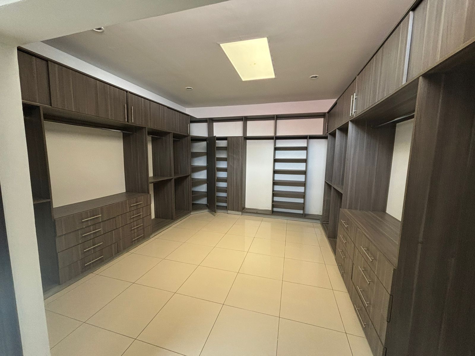 ELEGANTE Y AMPLIA CASA EN VENTA EN RESIDENCIAL PRIVADO CERCA DE LA ROTONDA TICUANTEPE