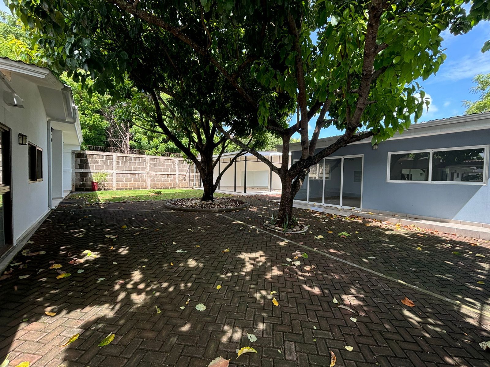 ELEGANTE Y AMPLIA CASA EN VENTA EN RESIDENCIAL PRIVADO CERCA DE LA ROTONDA TICUANTEPE