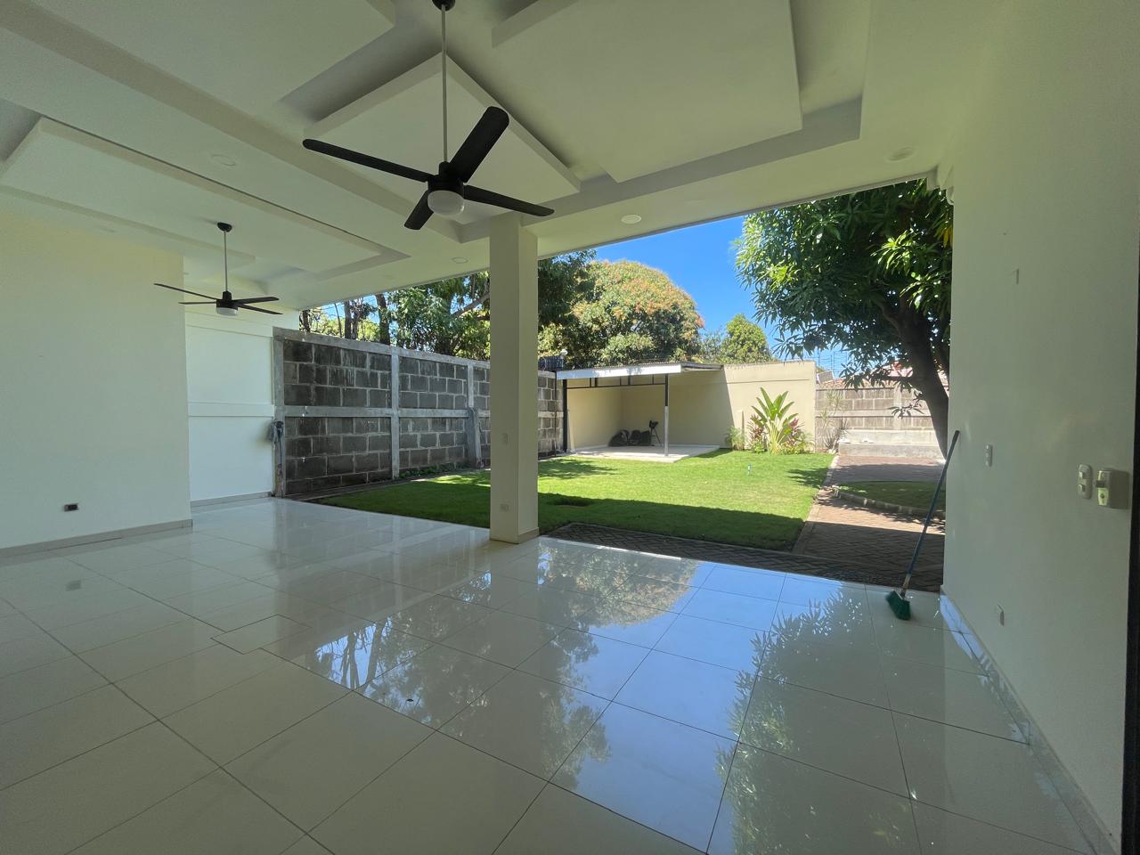 ELEGANTE Y AMPLIA CASA EN VENTA EN RESIDENCIAL PRIVADO CERCA DE LA ROTONDA TICUANTEPE