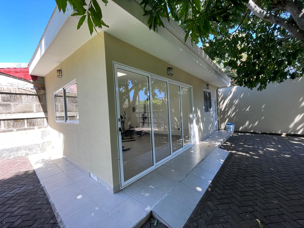 ELEGANTE Y AMPLIA CASA EN VENTA EN RESIDENCIAL PRIVADO CERCA DE LA ROTONDA TICUANTEPE