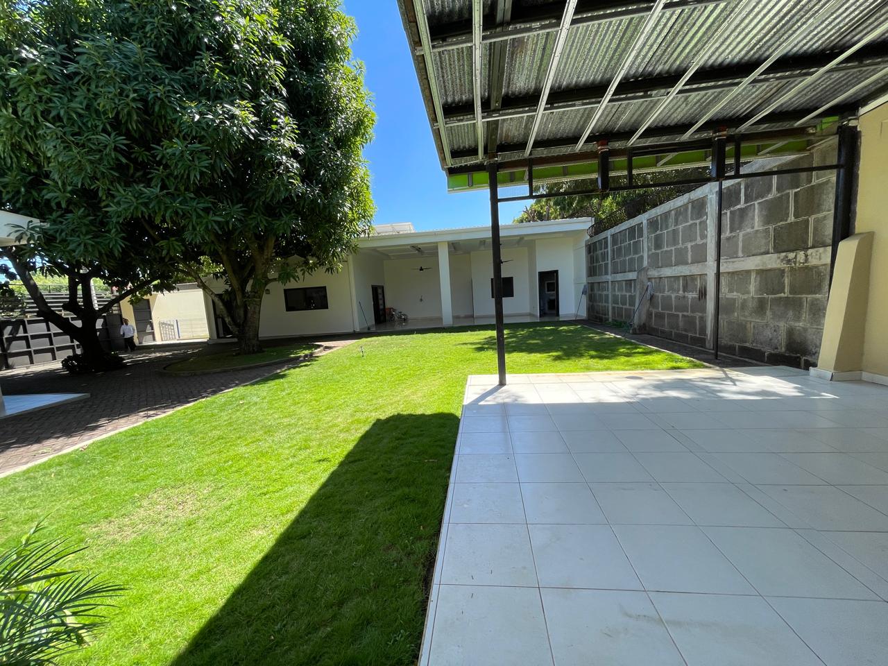 ELEGANTE Y AMPLIA CASA EN VENTA EN RESIDENCIAL PRIVADO CERCA DE LA ROTONDA TICUANTEPE