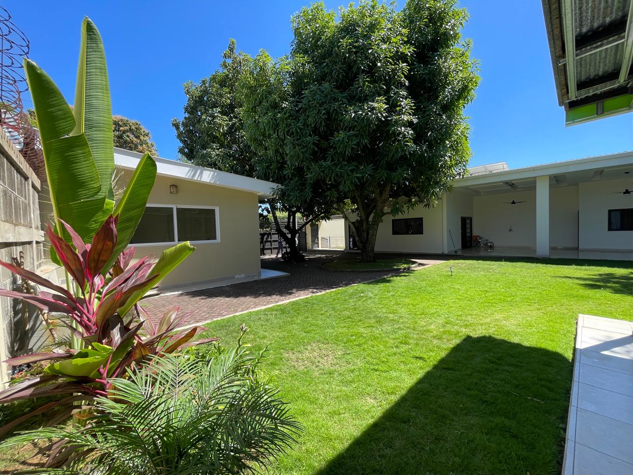 ELEGANTE Y AMPLIA CASA EN VENTA EN RESIDENCIAL PRIVADO CERCA DE LA ROTONDA TICUANTEPE