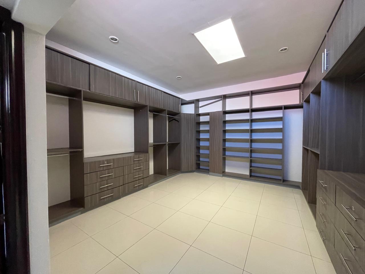 ELEGANTE Y AMPLIA CASA EN VENTA EN RESIDENCIAL PRIVADO CERCA DE LA ROTONDA TICUANTEPE