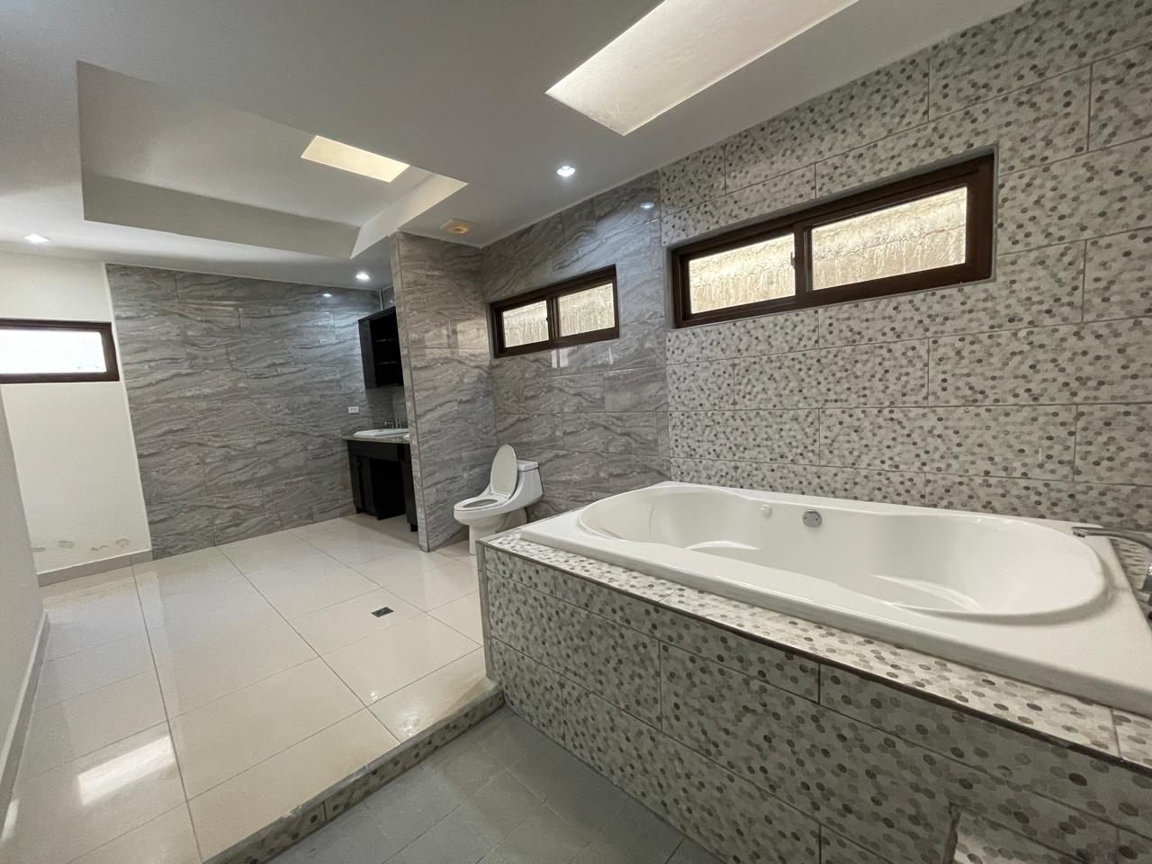 ELEGANTE Y AMPLIA CASA EN VENTA EN RESIDENCIAL PRIVADO CERCA DE LA ROTONDA TICUANTEPE