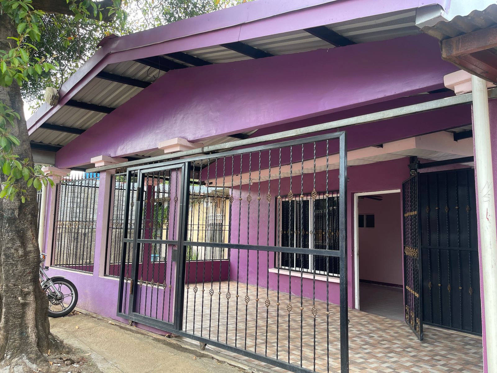 Casa Familiar con Apartamento Independiente en Barrio La Fuente – ¡Oportunidad de Inversión! 🏡✨